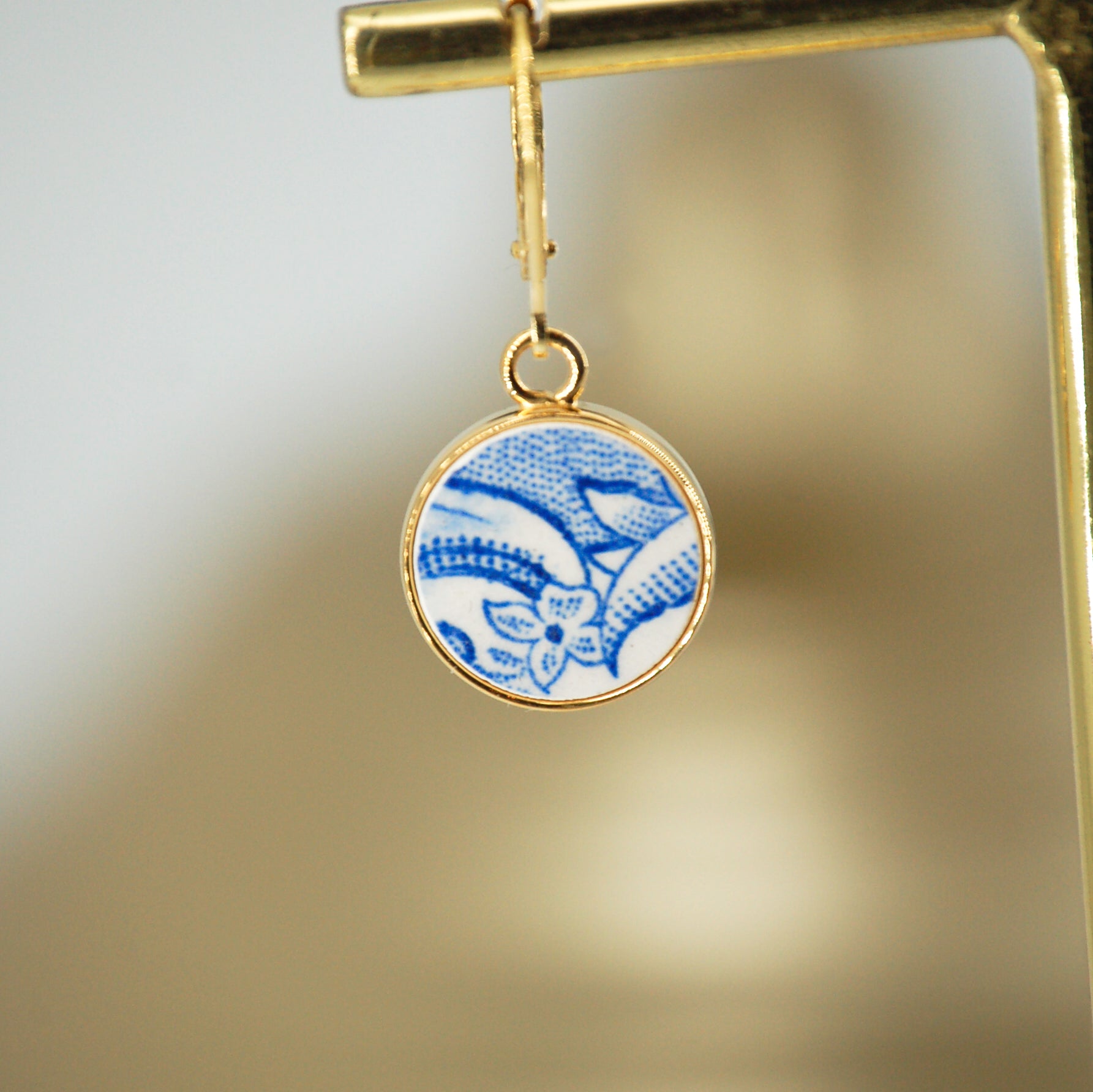 Boucles d'oreilles "Petites fleurs et volutes bleues", finition or