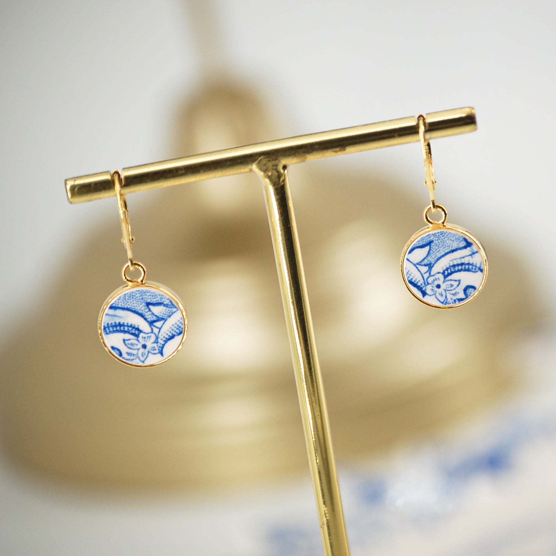 Boucles d'oreilles "Petites fleurs et volutes bleues", finition or