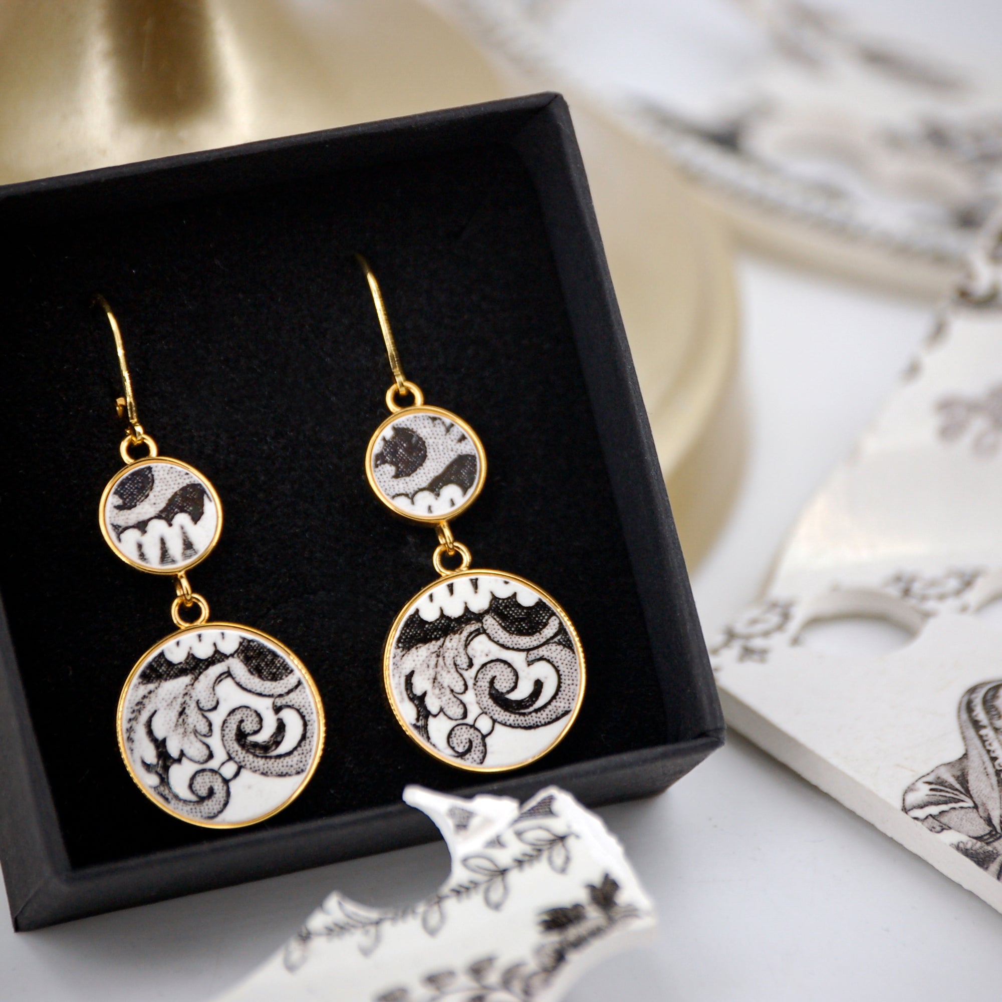 Boucles d'oreilles "Acanthes et volutes en noir et blanc", finition or