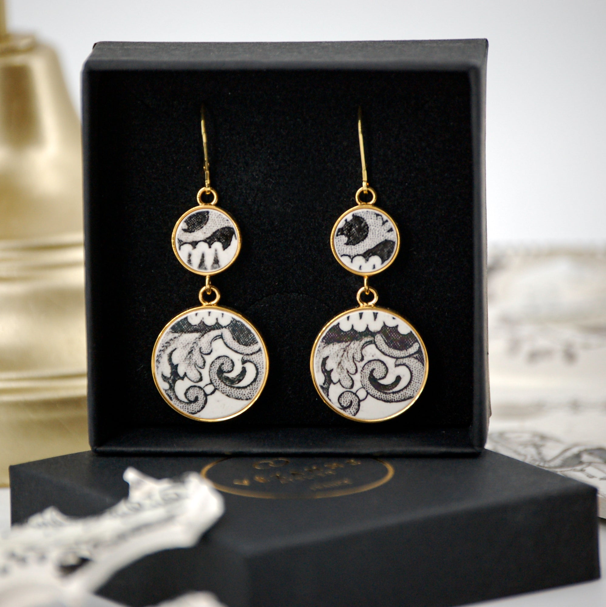 Boucles d'oreilles "Acanthes et volutes en noir et blanc", finition or