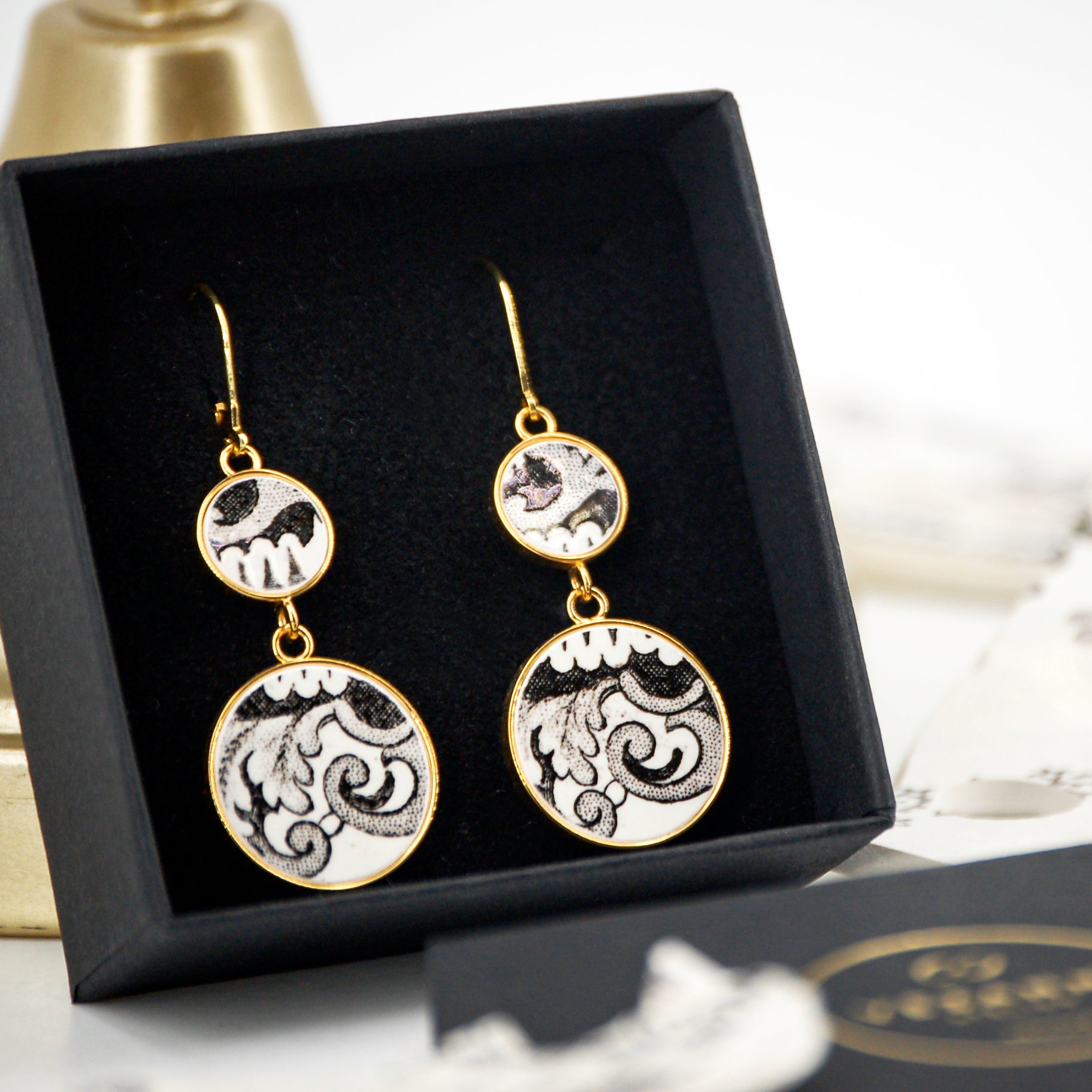 Boucles d'oreilles "Acanthes et volutes en noir et blanc", finition or
