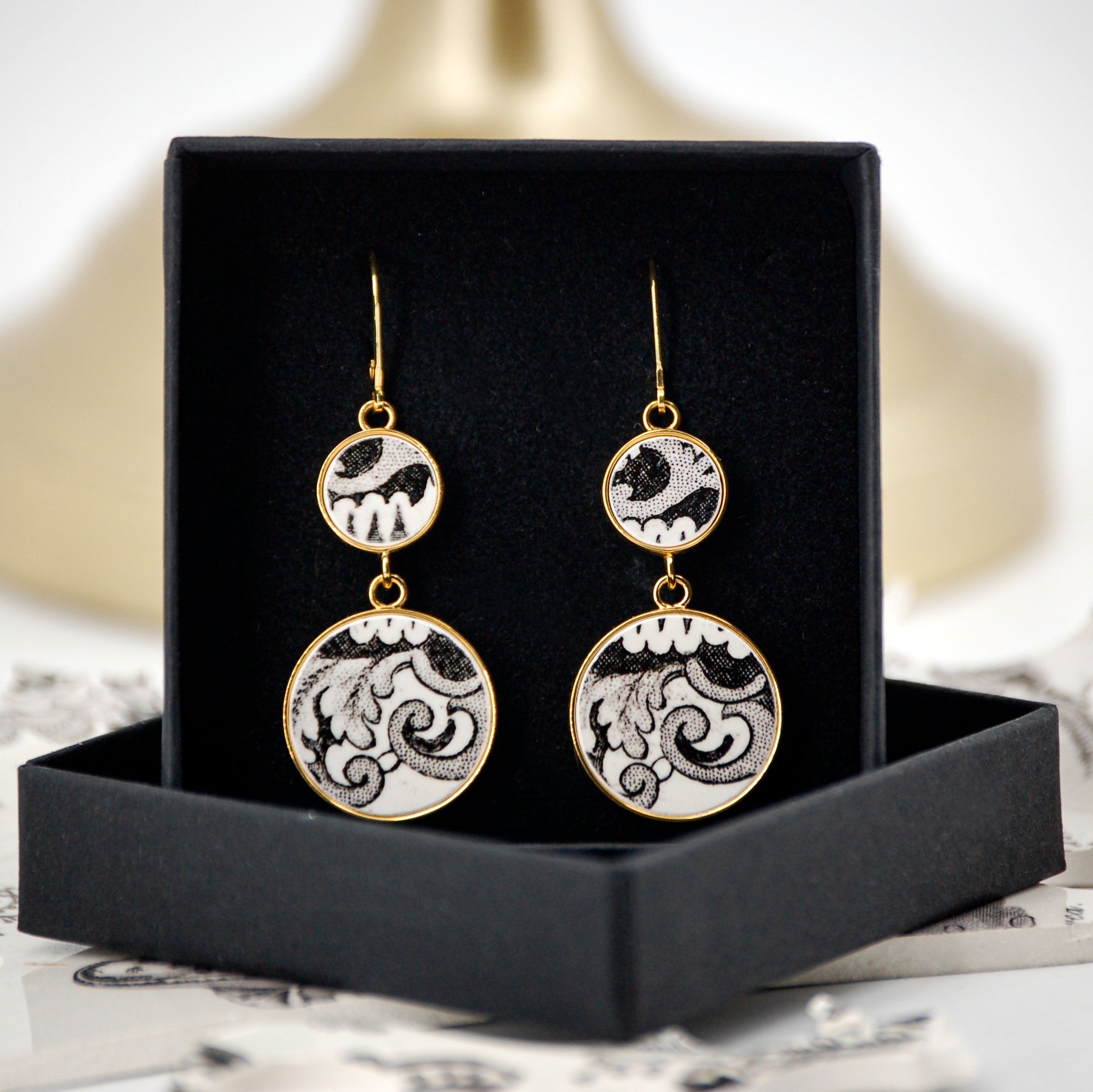 Boucles d'oreilles "Acanthes et volutes en noir et blanc", finition or