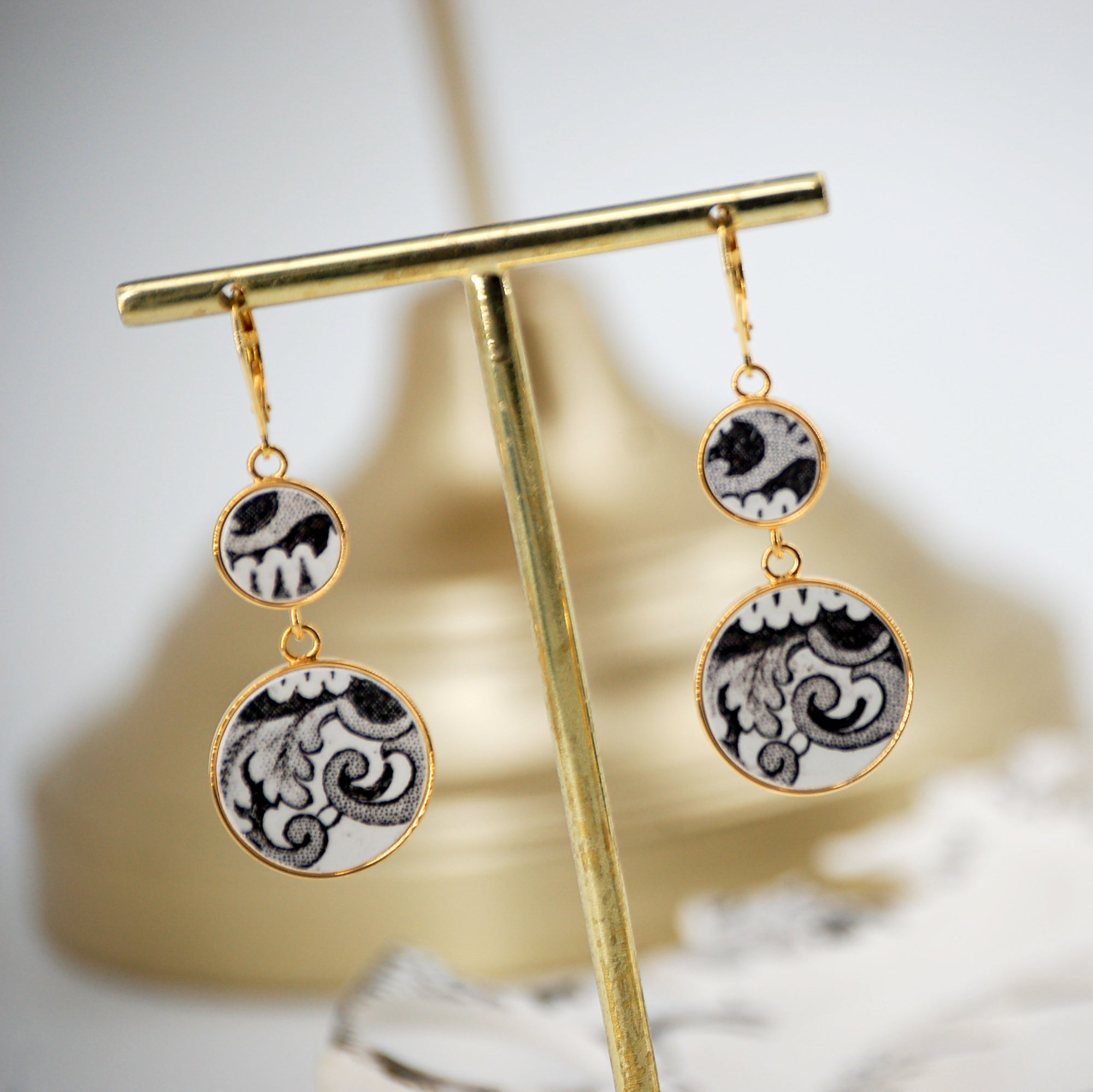 Boucles d'oreilles "Acanthes et volutes en noir et blanc", finition or