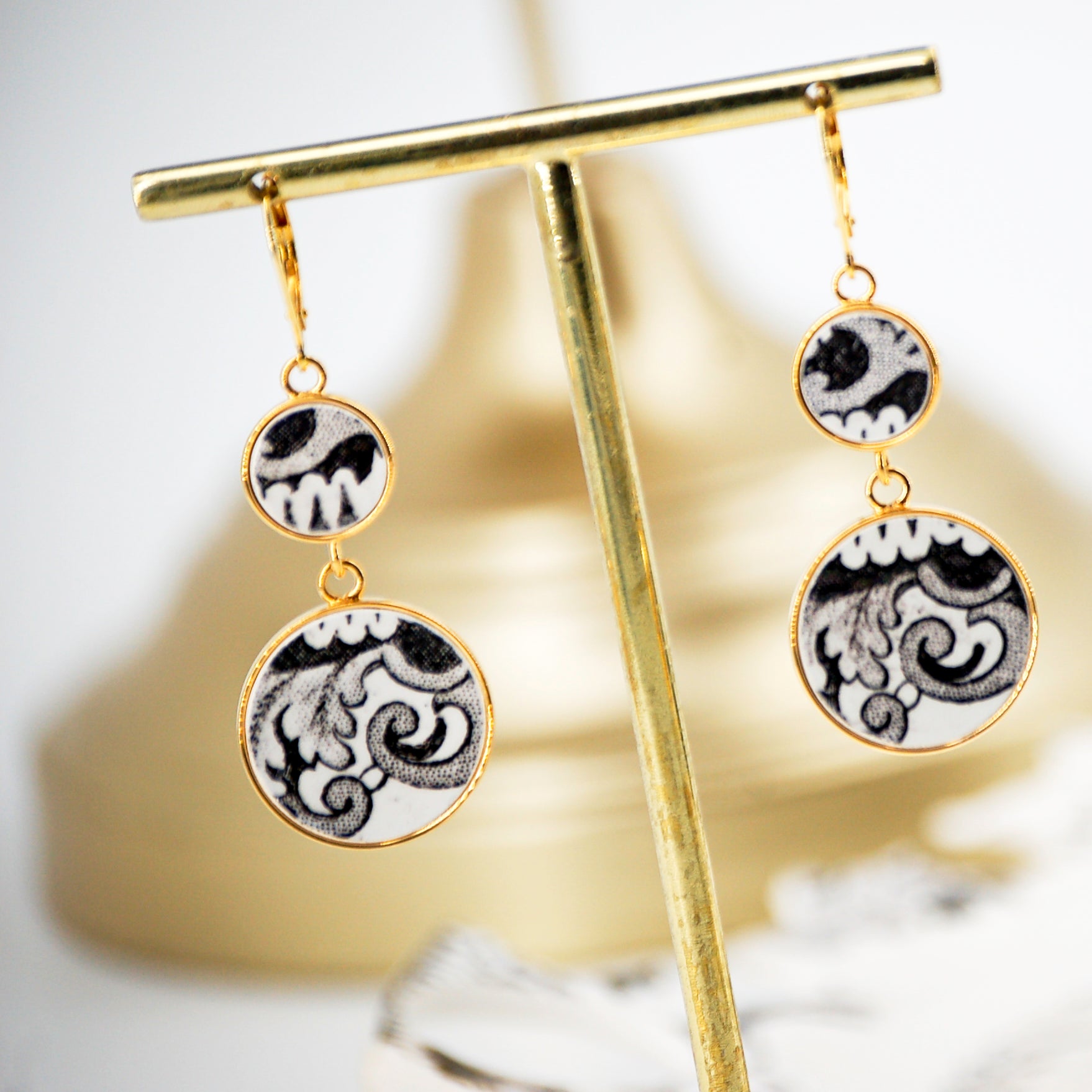 Boucles d'oreilles "Acanthes et volutes en noir et blanc", finition or