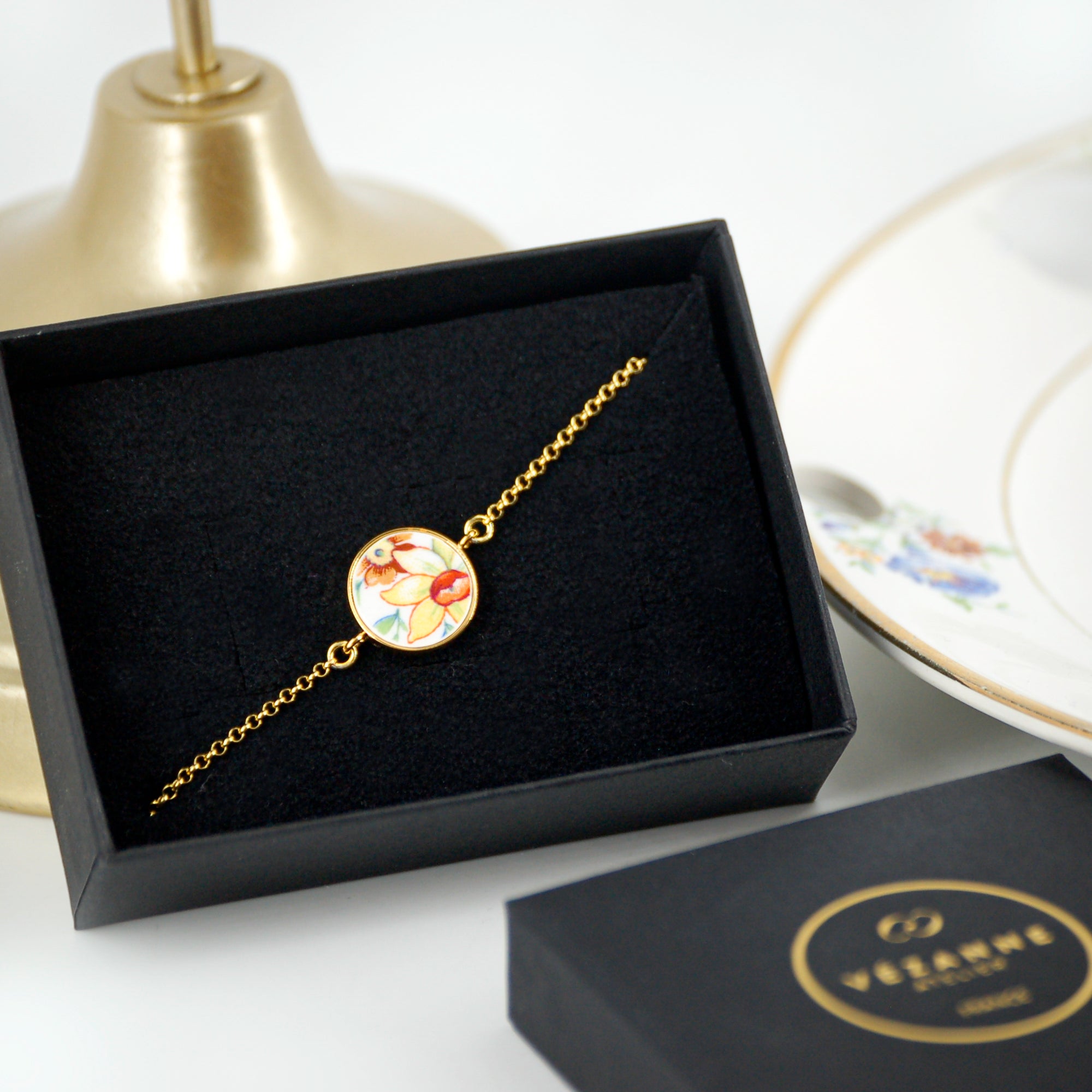 Bracelet ajustable "Fleur de jonquille", finition or