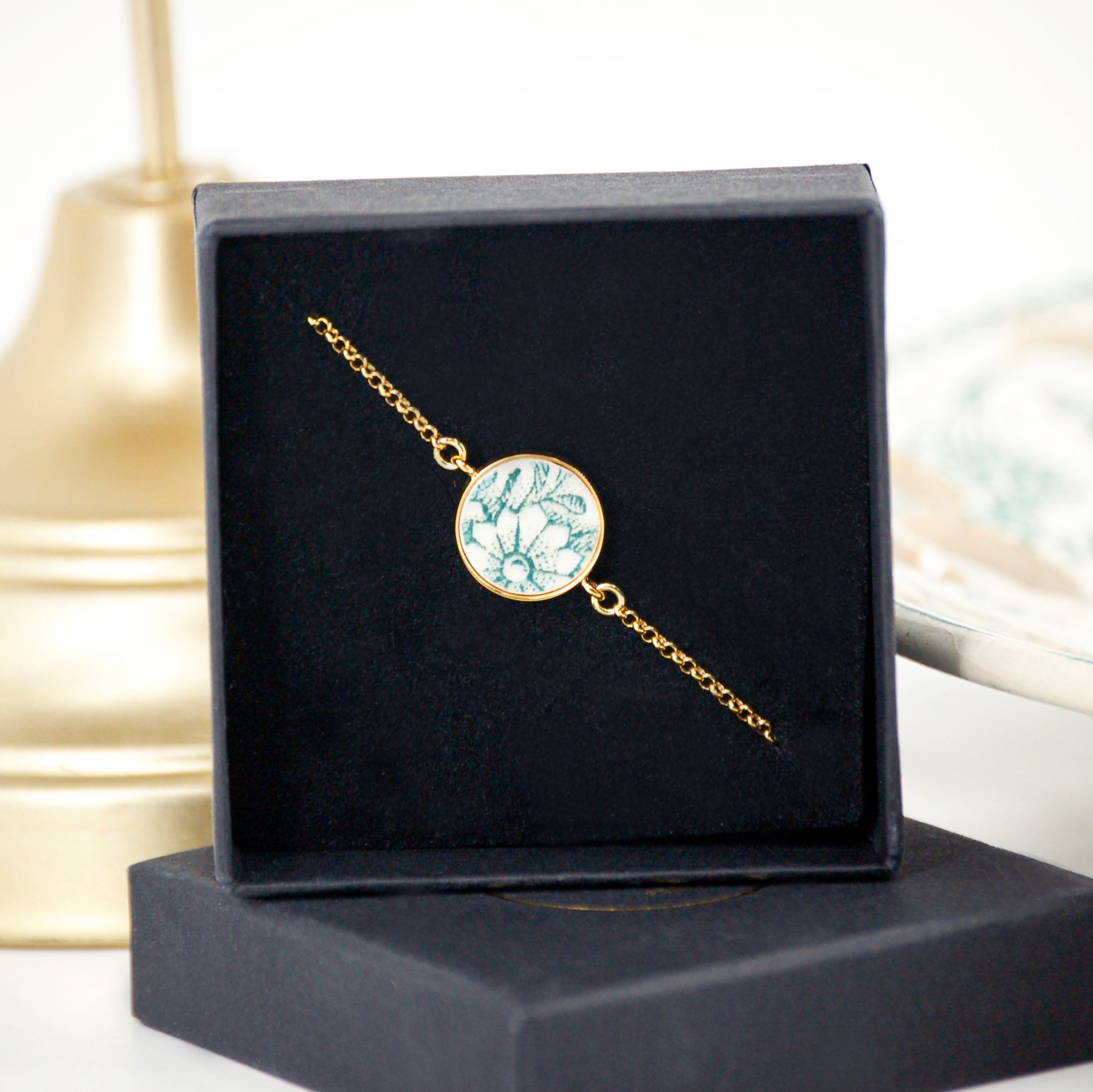 Bracelet ajustable "Fleurs vertes"