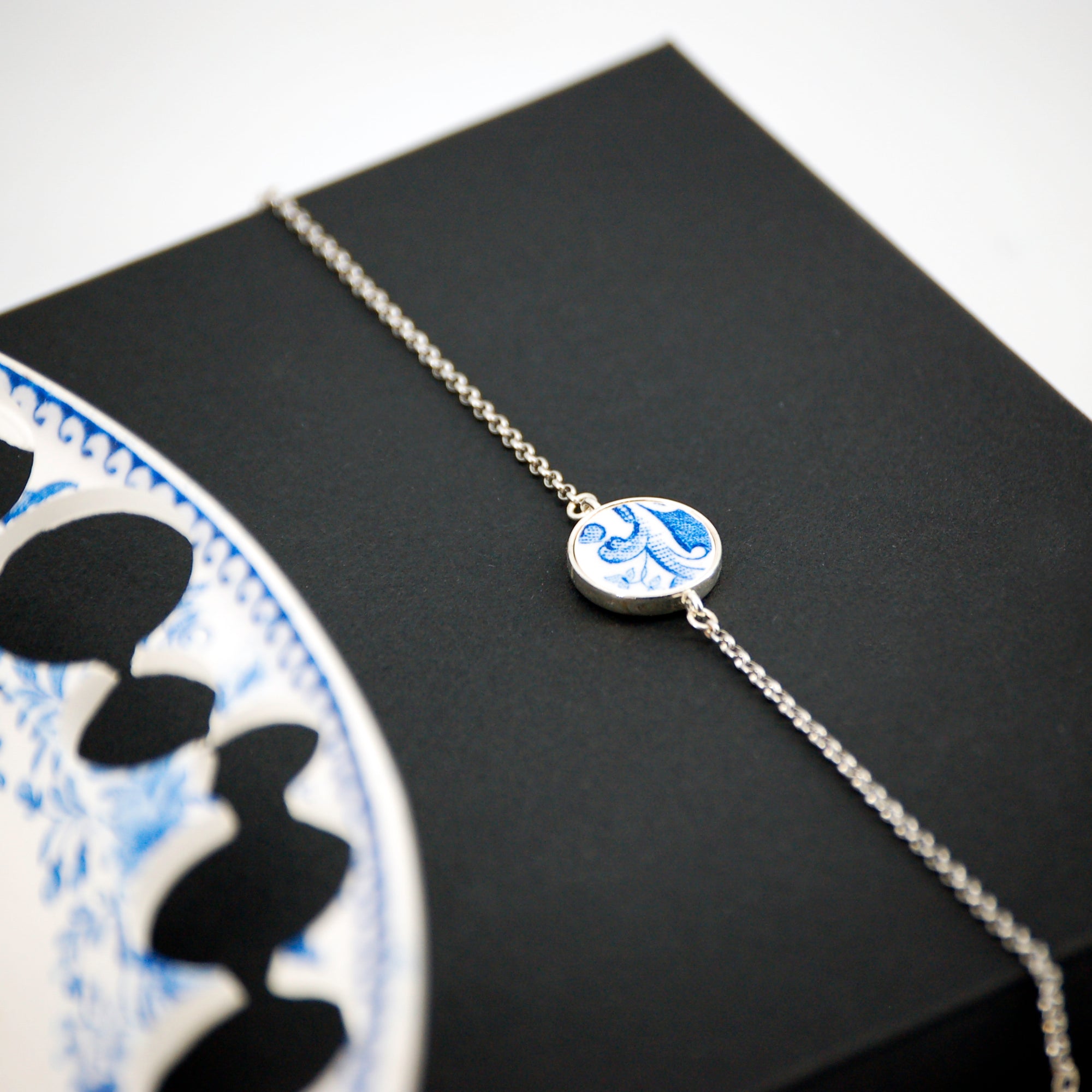 Bracelet ajustable "Feuille d'acanthe bleue", finition argent