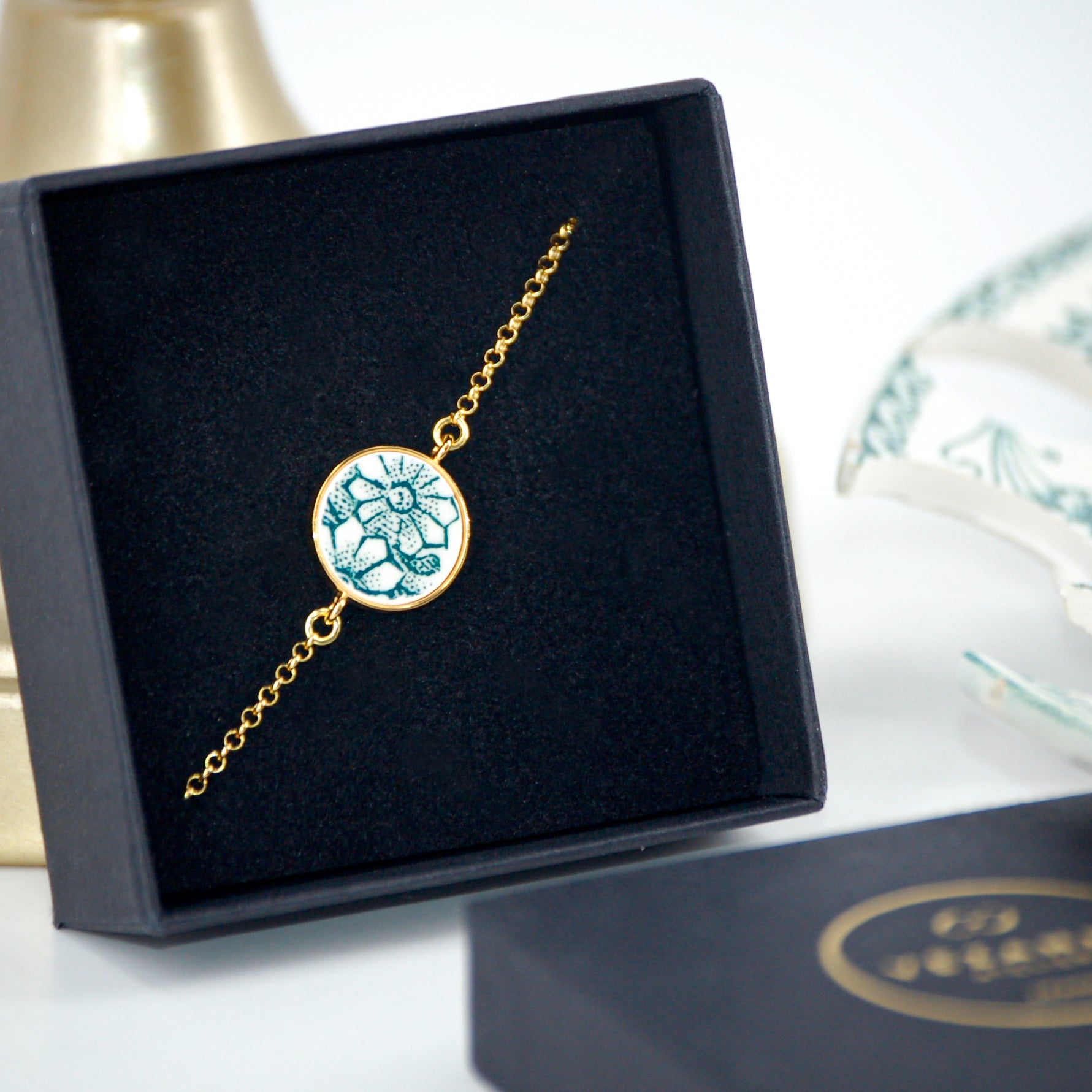 Bracelet ajustable "Fleurs vertes", finition or