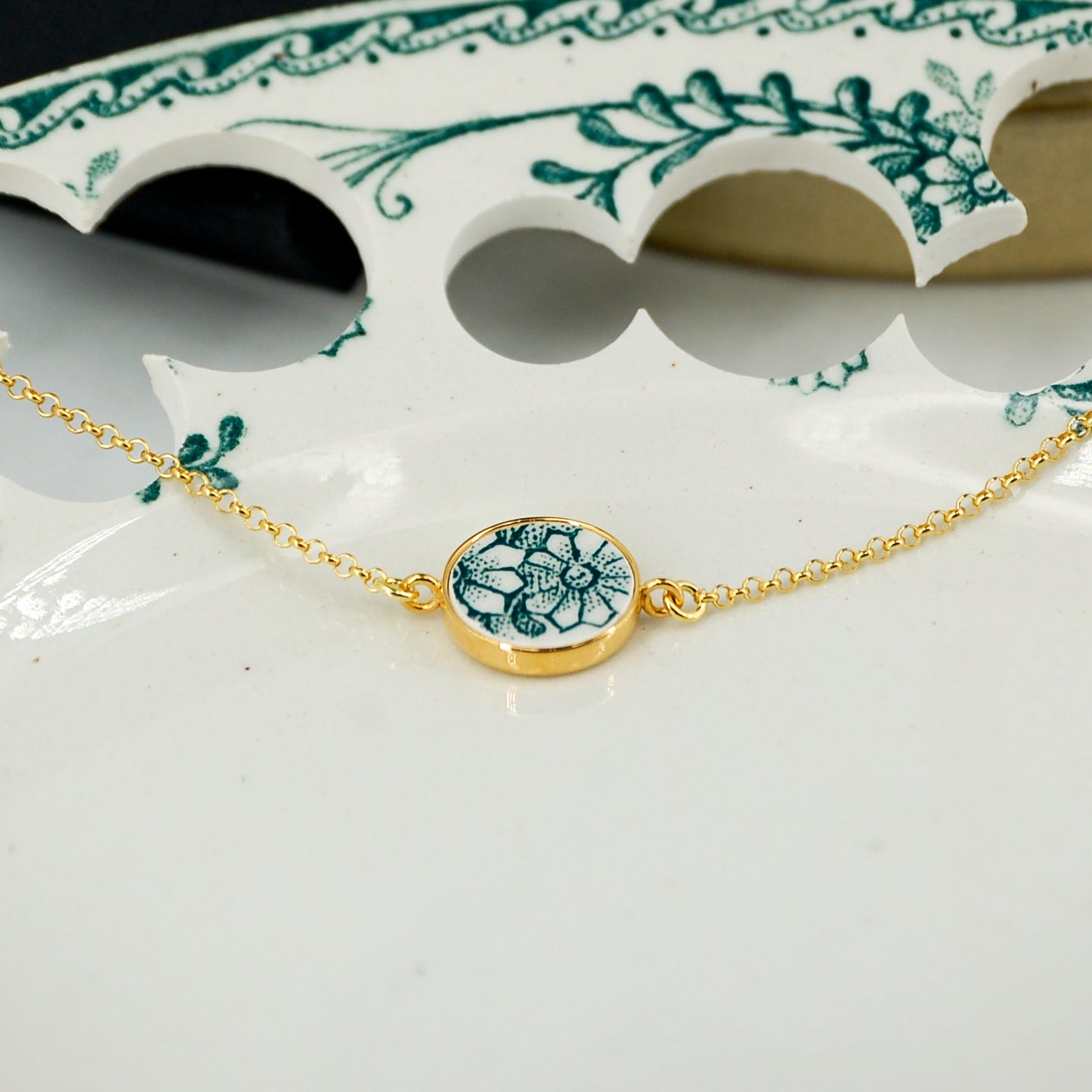 Bracelet ajustable "Fleurs vertes", finition or