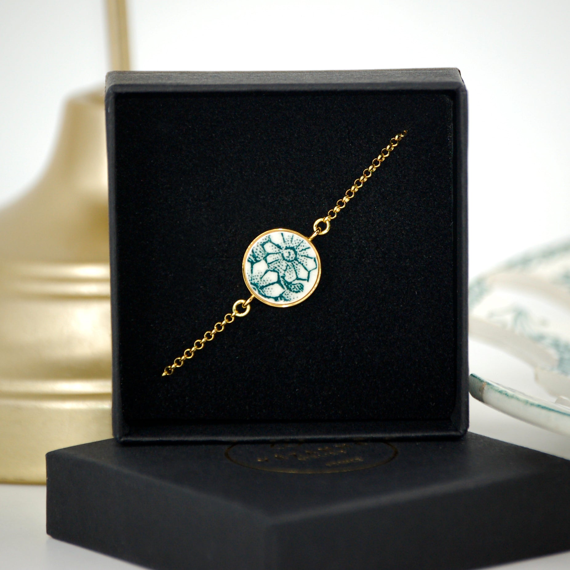 Bracelet ajustable "Fleurs vertes", finition or