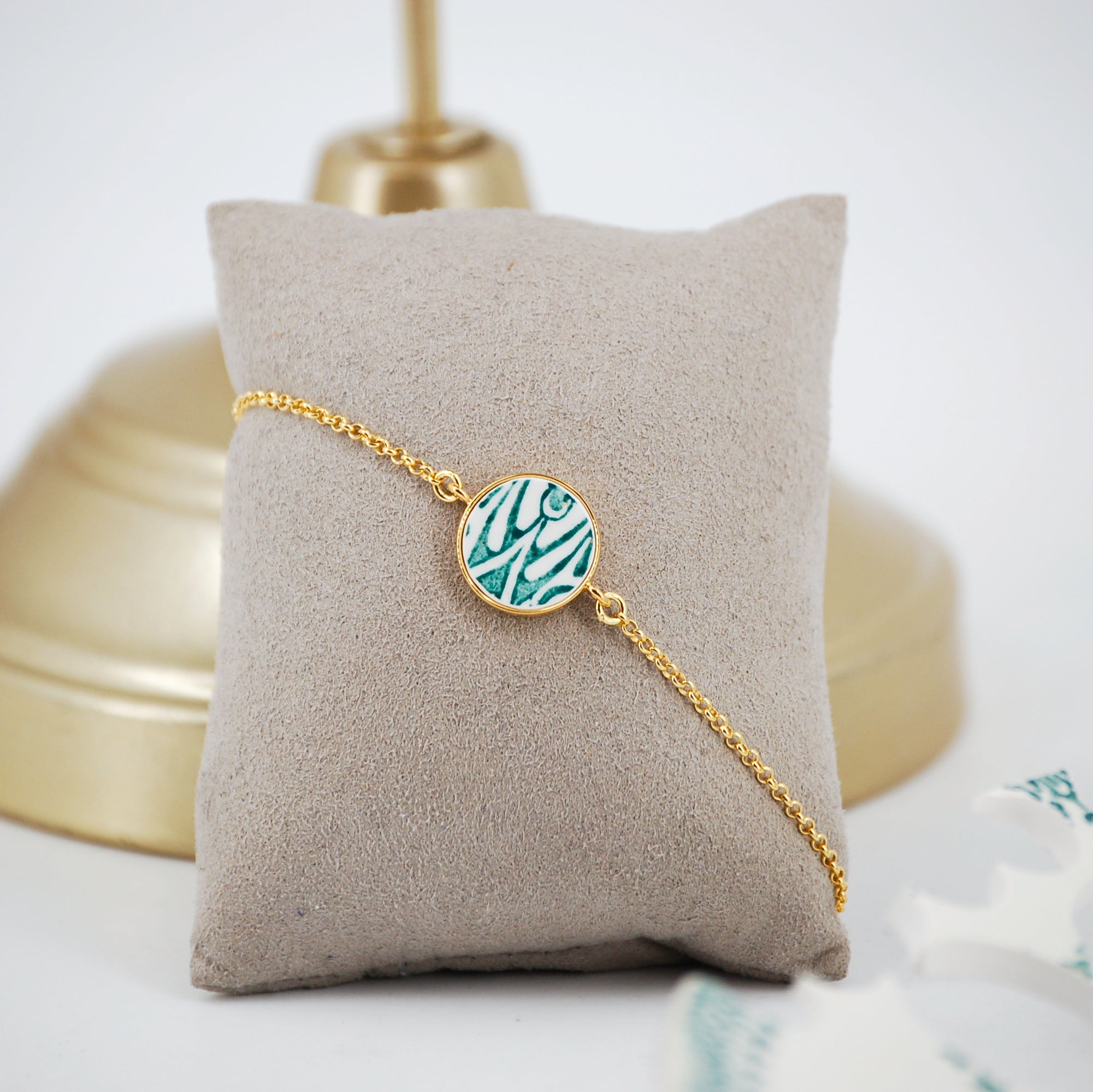 Bracelet ajustable "Motif vert Art nouveau", finition or