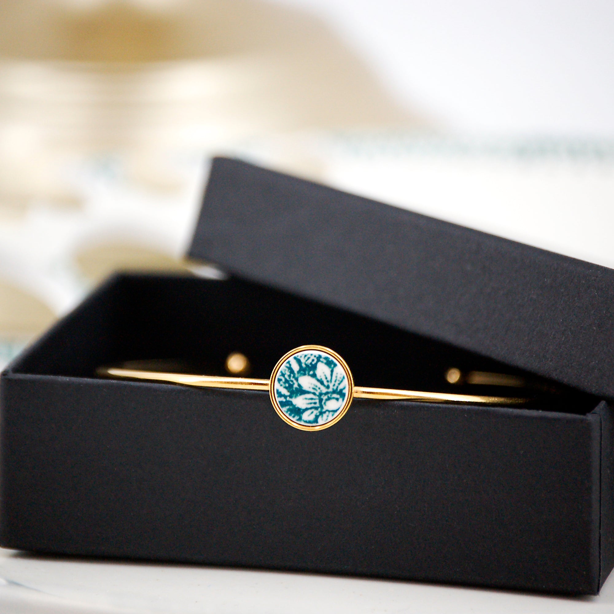 Bracelet ajustable "Petite fleur verte", finition or