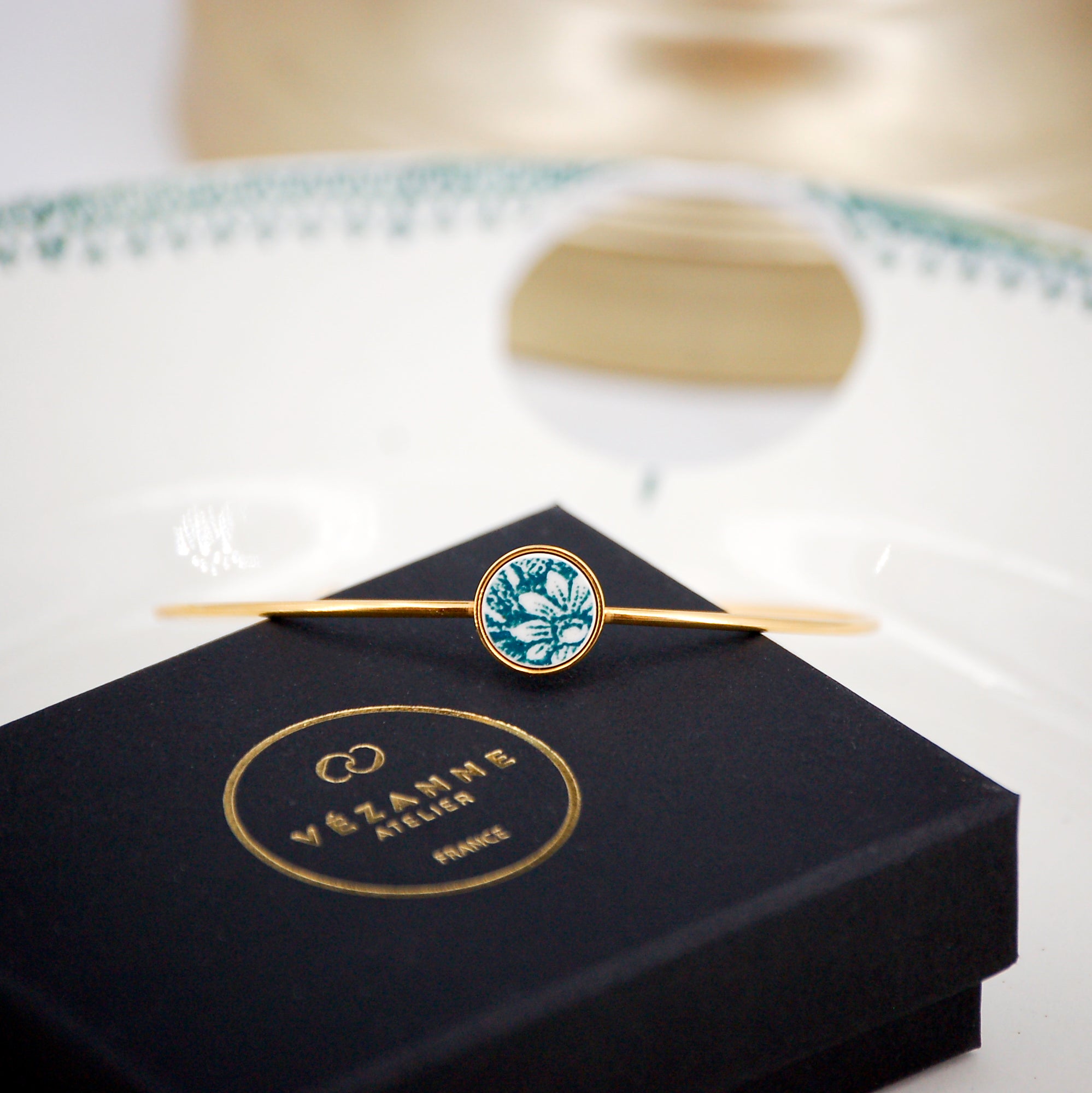 Bracelet ajustable "Petite fleur verte", finition or