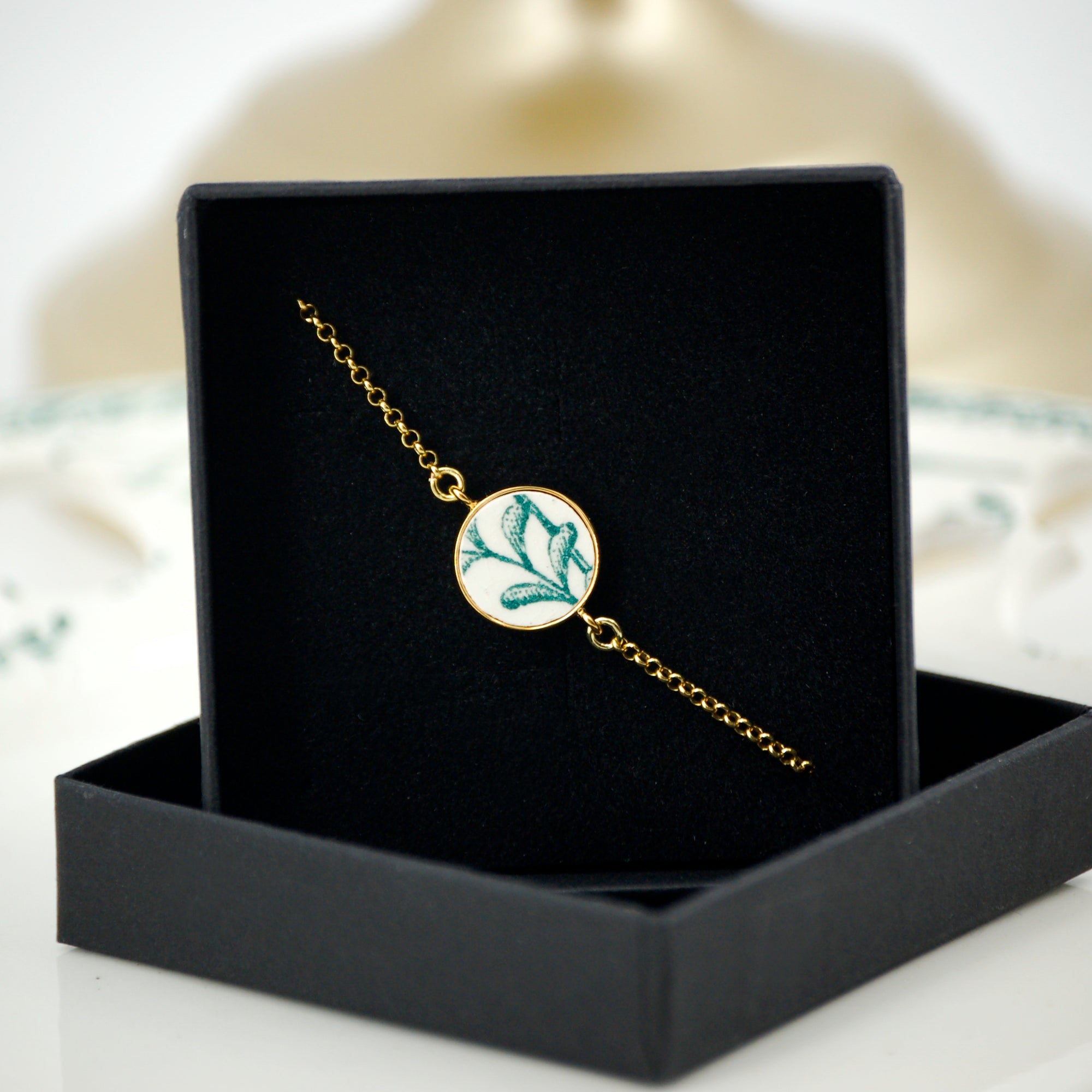 Bracelet ajustable "Feuilles vertes", finition or