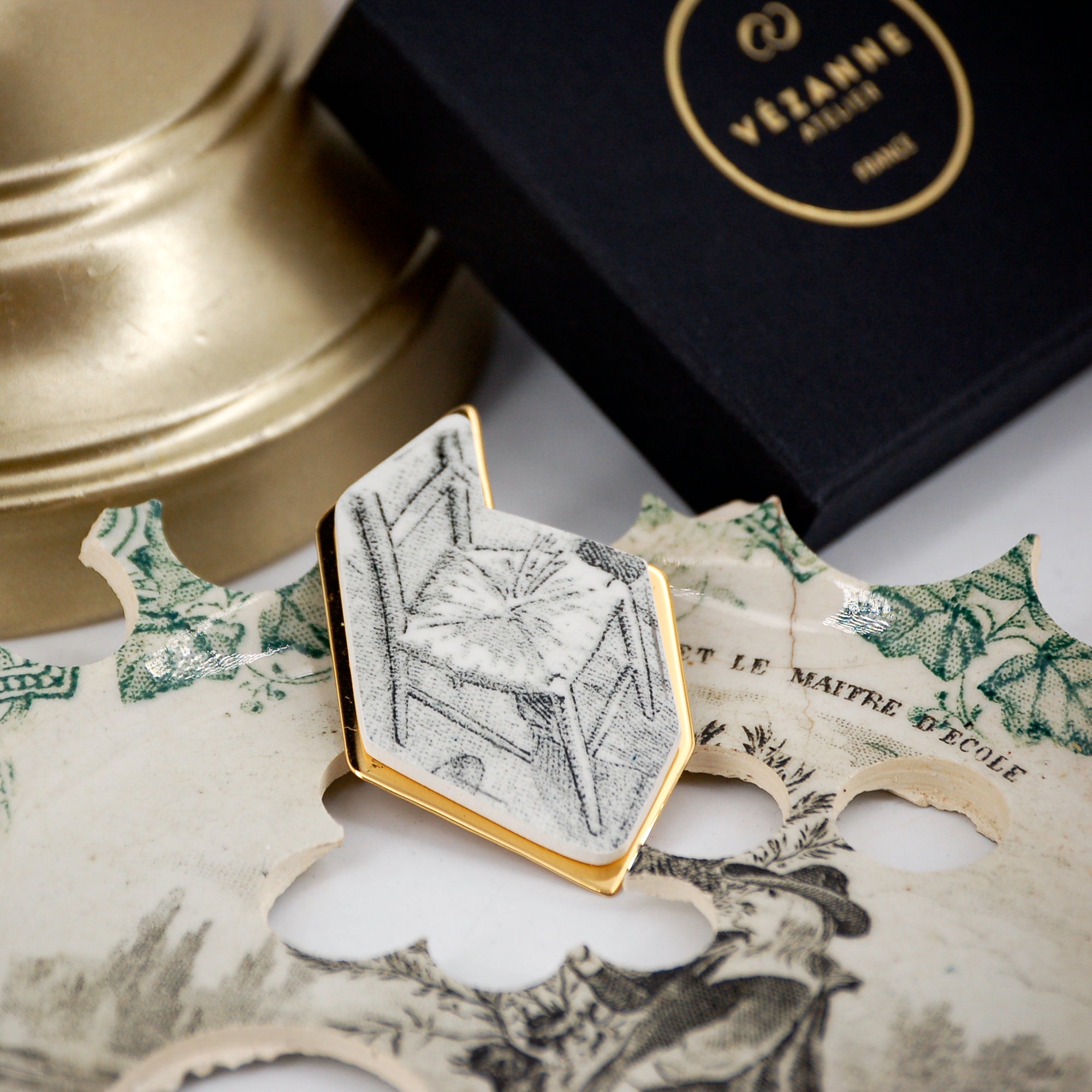 Broche "La Chaise", finition or