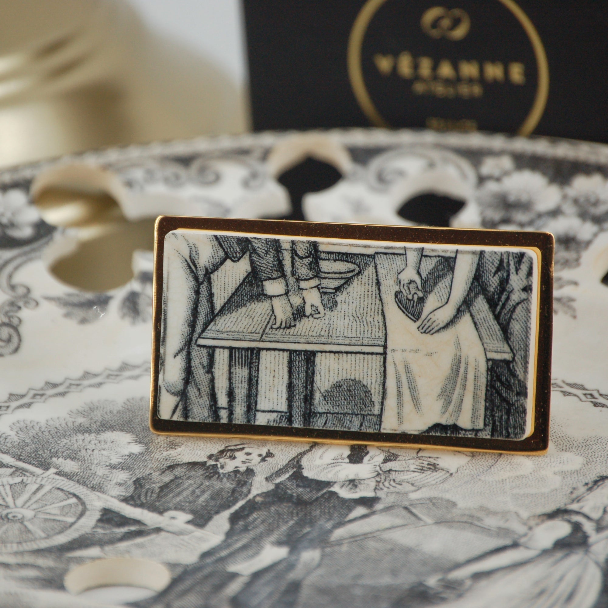 Broche "La déclaration", finition or