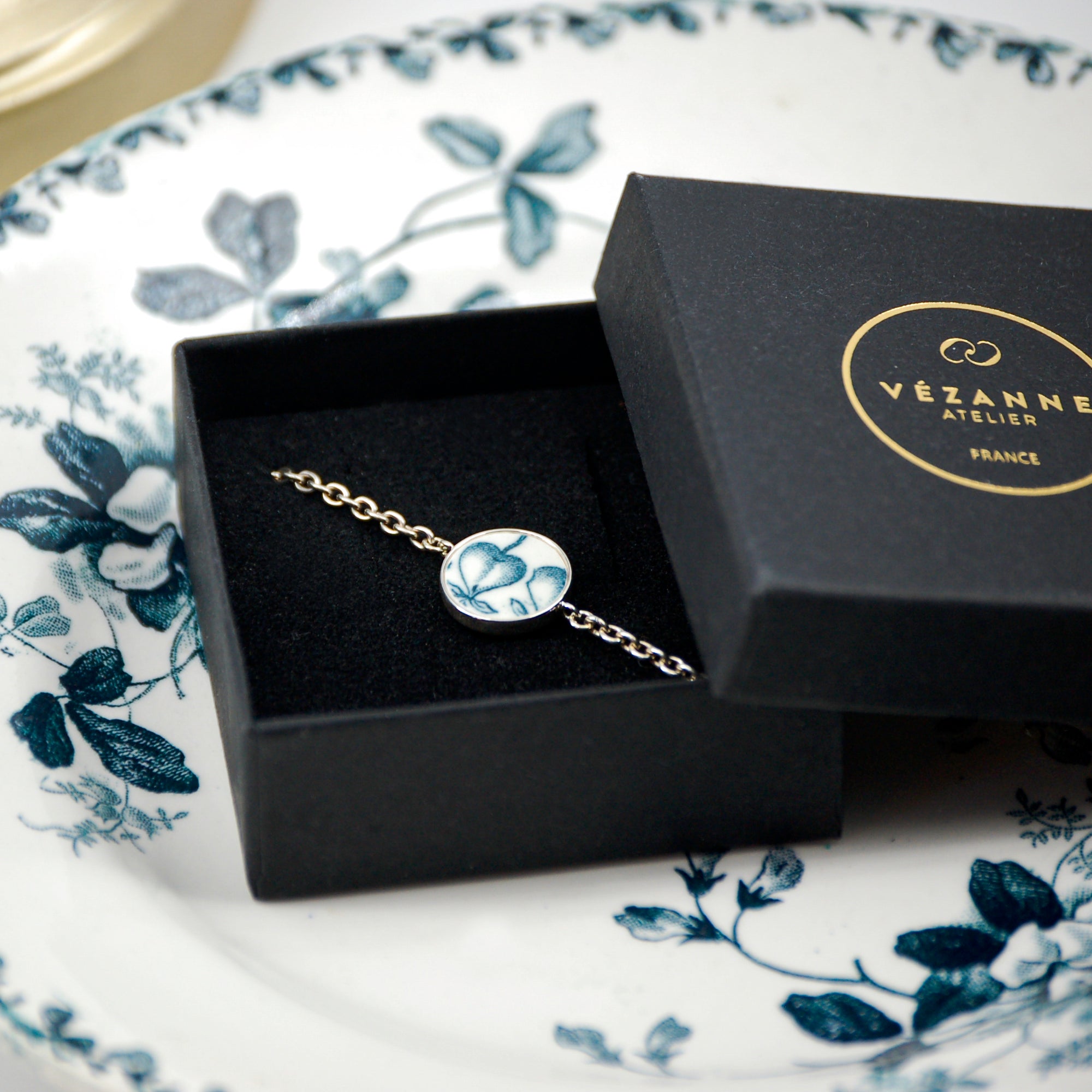 Bracelet ajustable "Petits boutons de fleurs", finition argent
