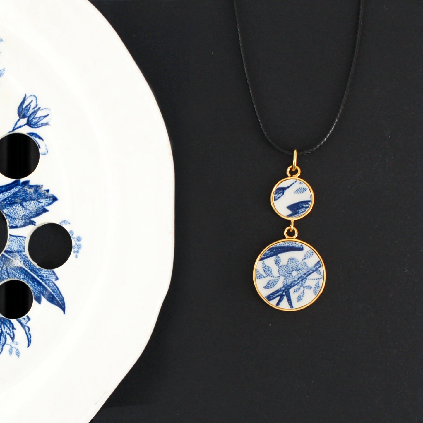 Pendentif "Feuillage et fleur bleus", finition or