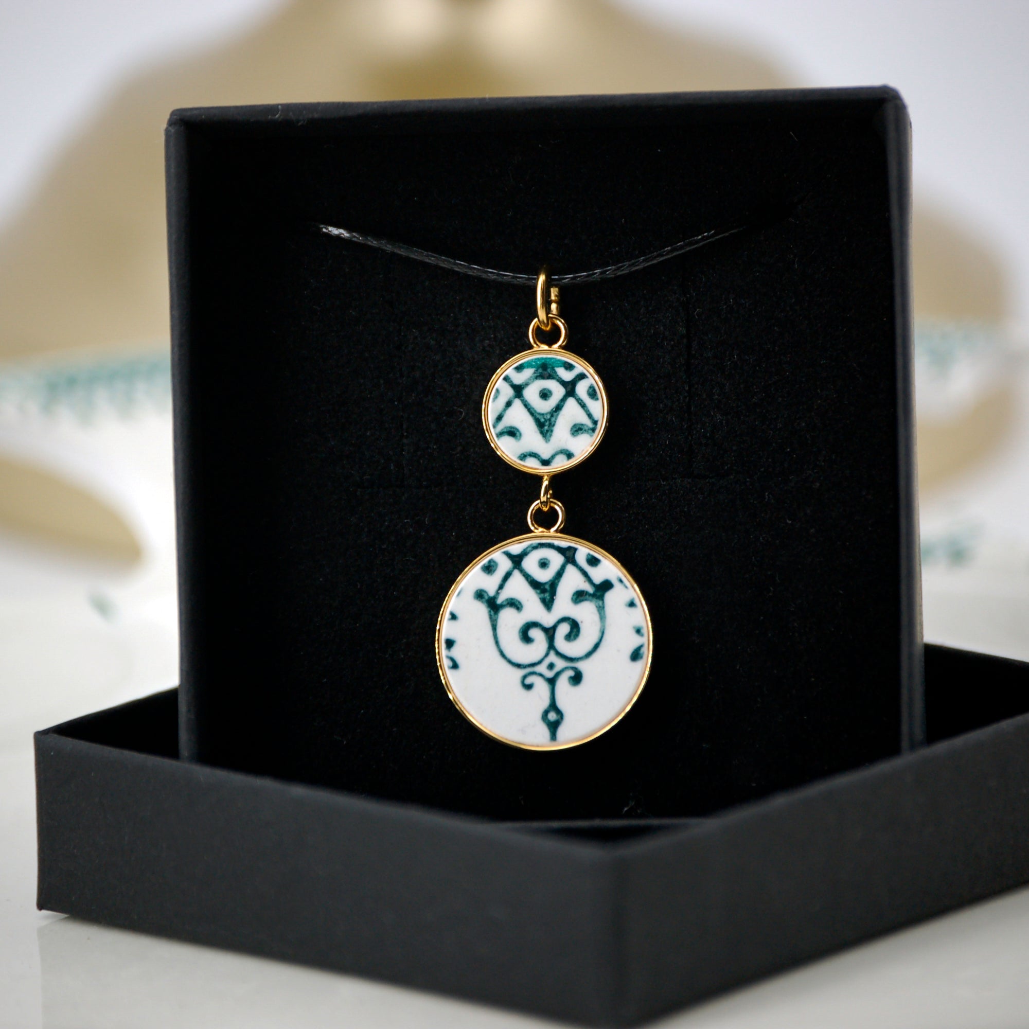 Pendentif "L'arabesque verte", finition or