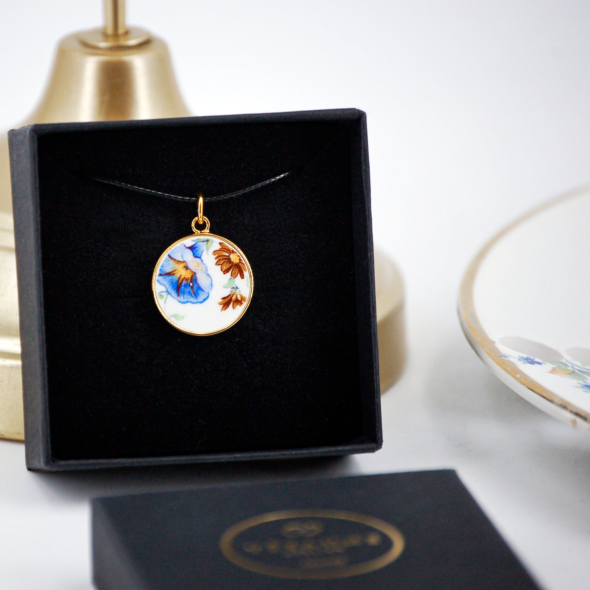 Pendentif "Campanule et petites fleurs", finition or
