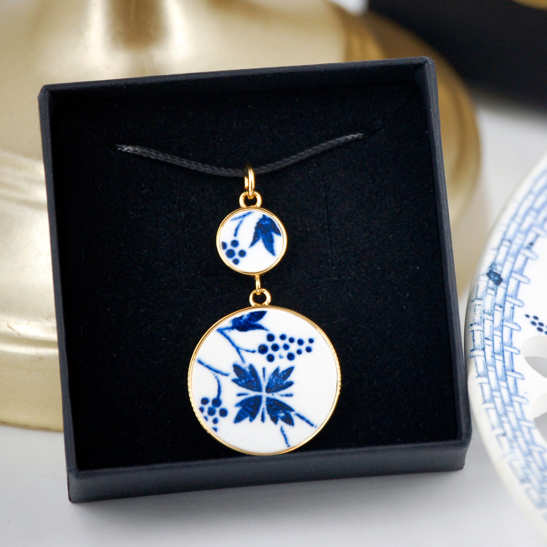 Pendentif "Fleur et grappes bleues", finition or