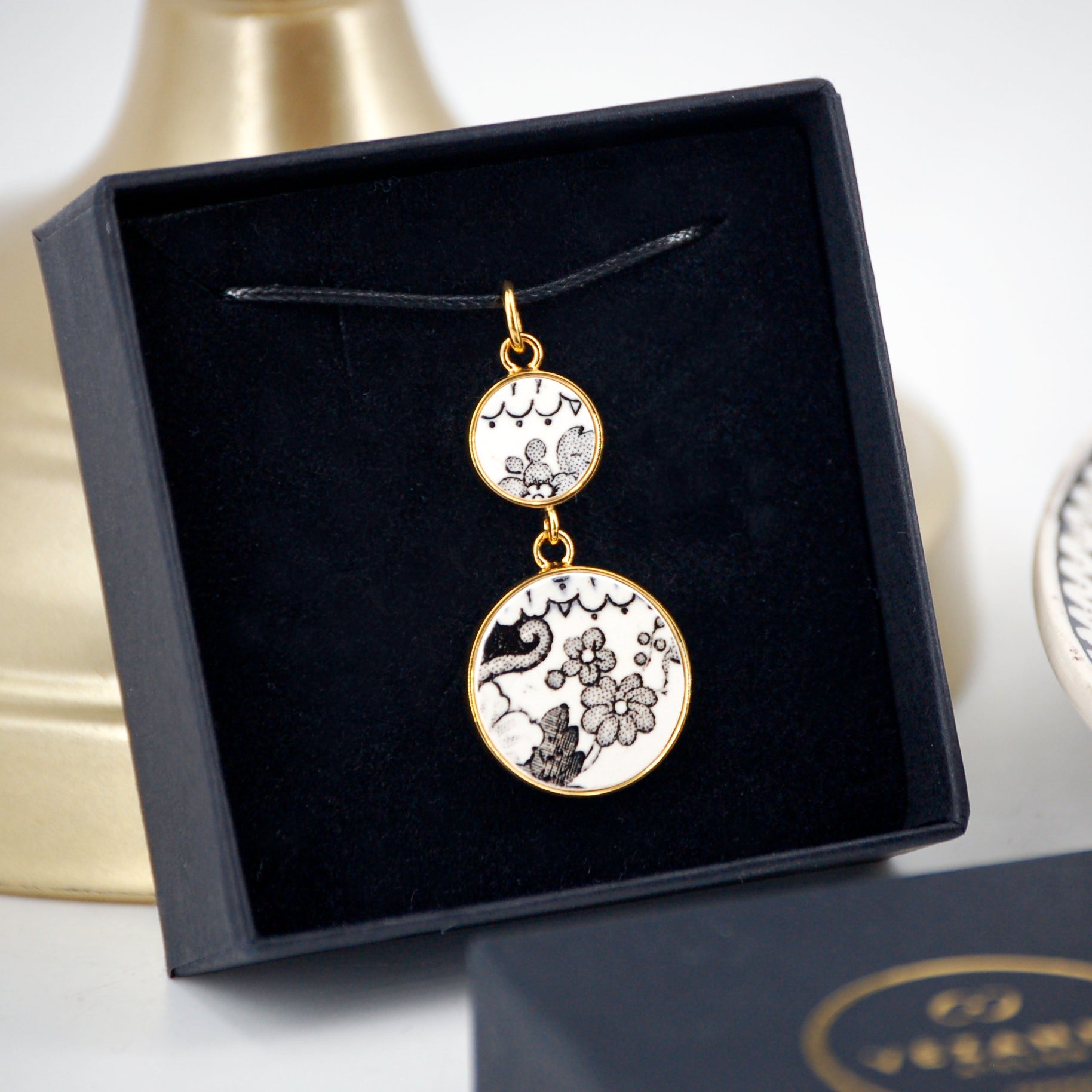 Pendentif "Fleurs et arabesques en noir et blanc", finition or