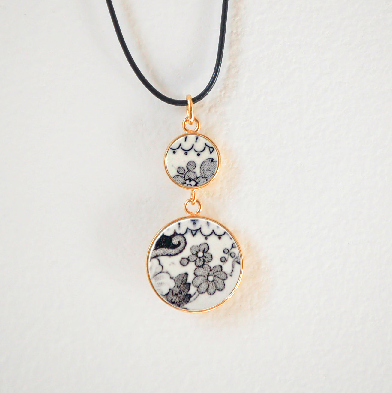 Pendentif "Fleurs et arabesques en noir et blanc", finition or