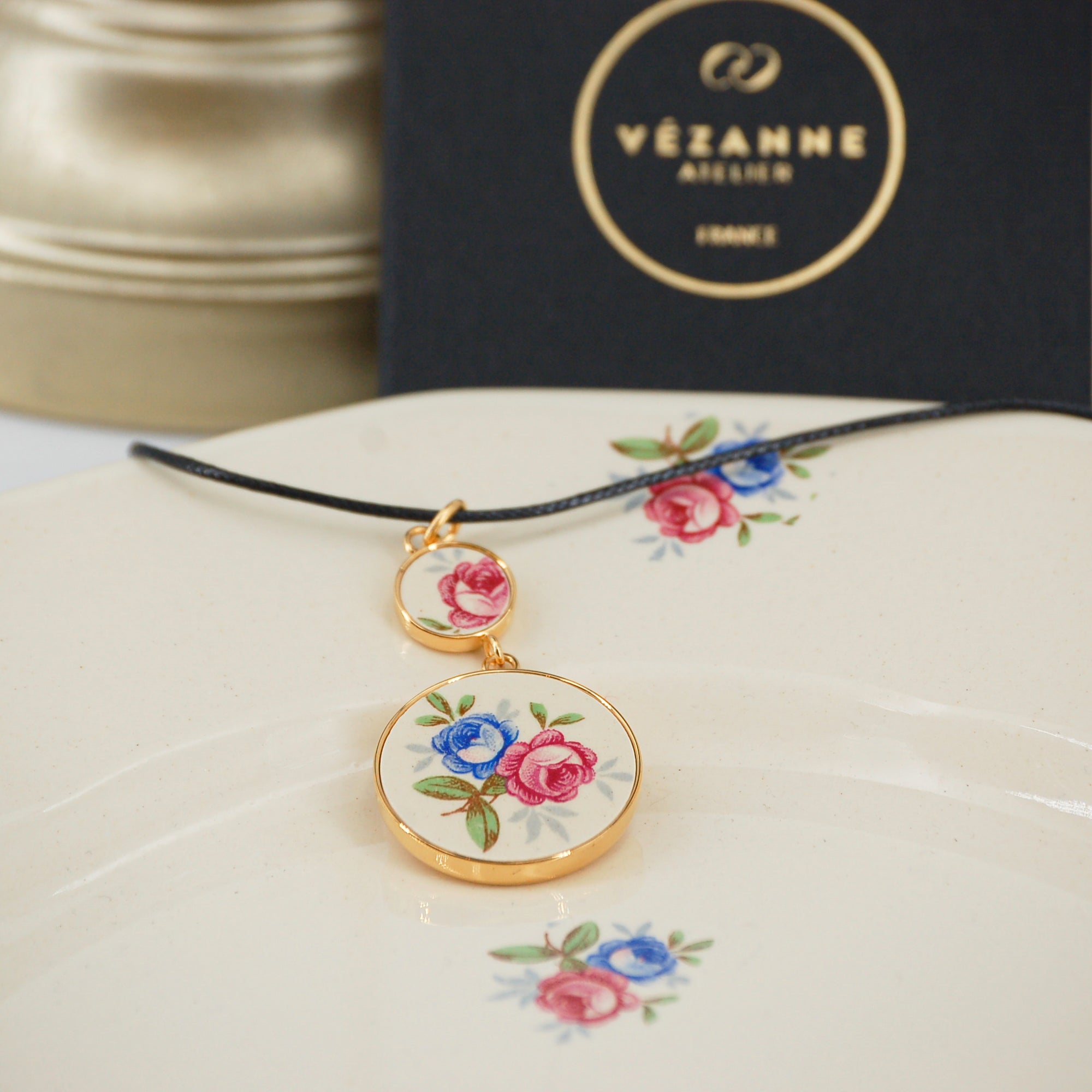 Pendentif "Bouquet de fleurs bleu et rose", finition or