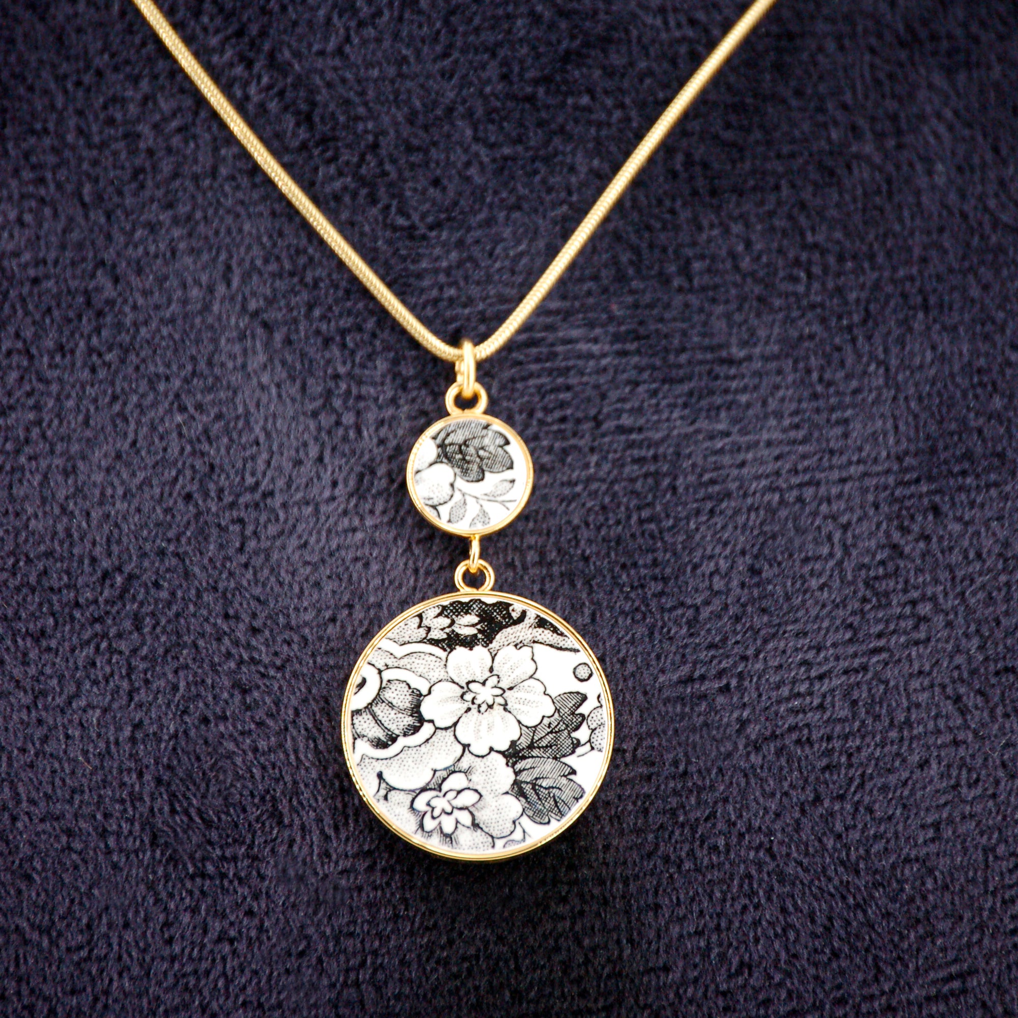 Pendentif "Bouquet floral en noir et blanc", finition or