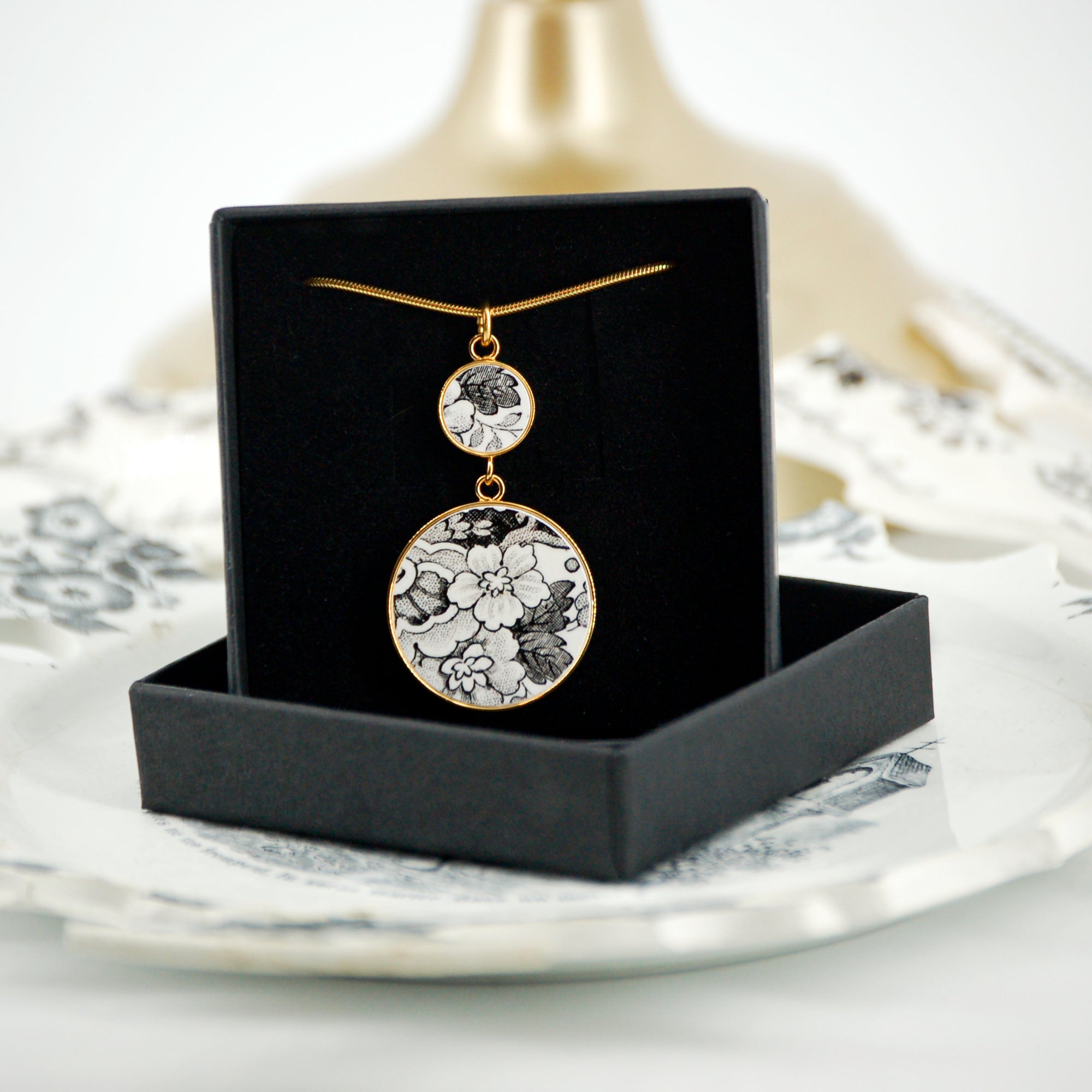 Pendentif "Bouquet floral en noir et blanc", finition or