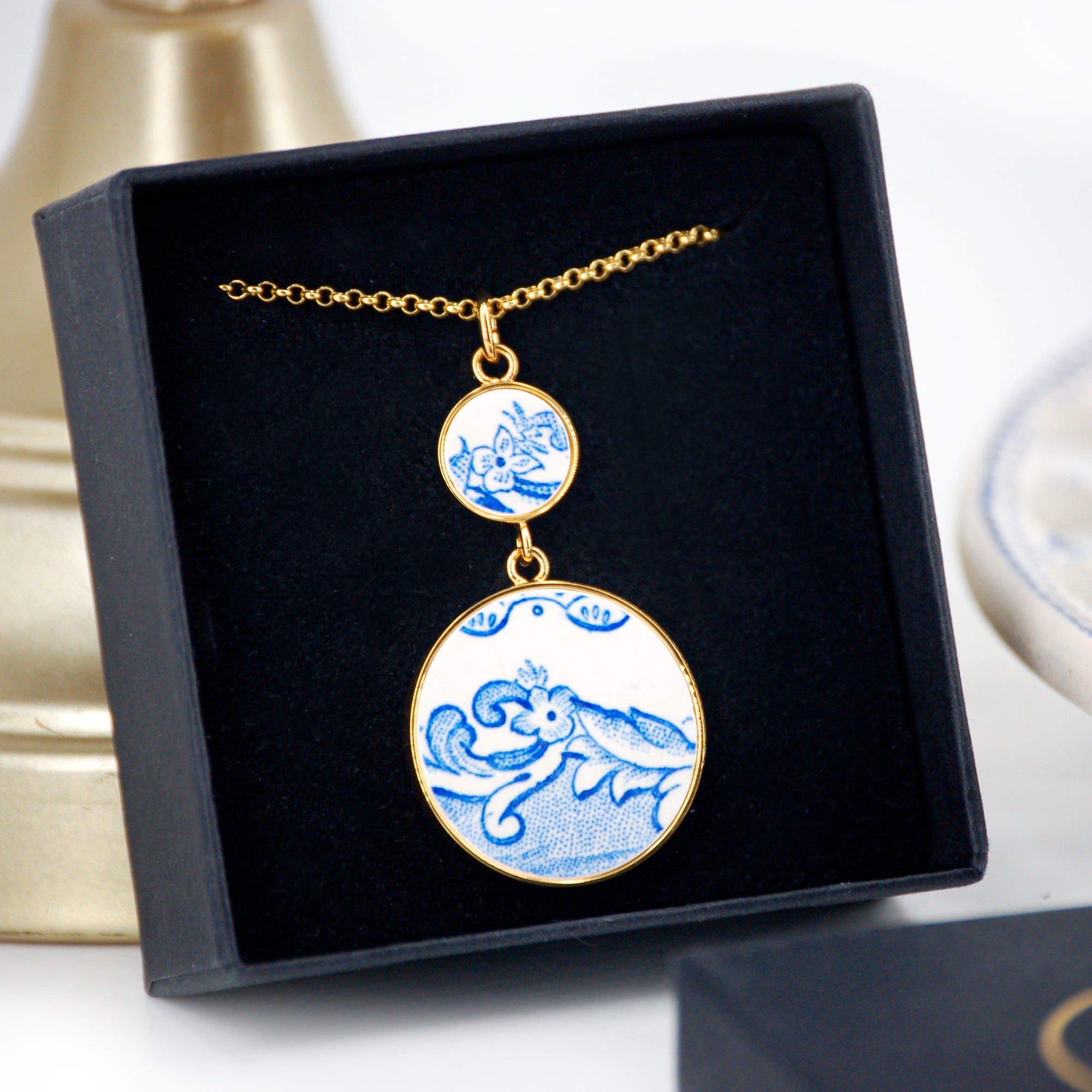 Pendentif "Fleurs et volutes bleues"