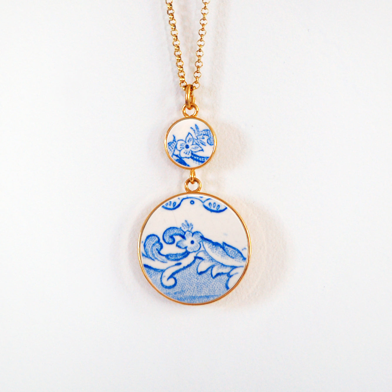 Pendentif "Fleurs et volutes bleues"