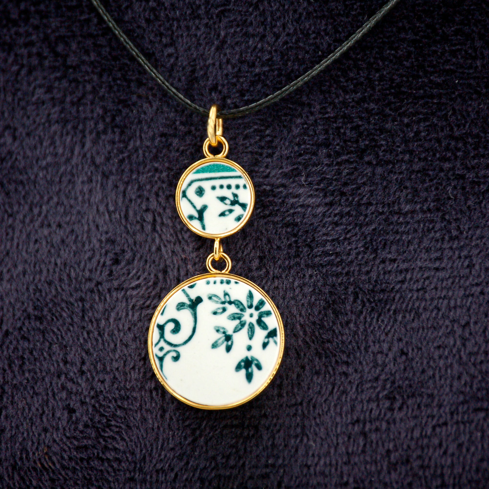 Pendentif "Fleurs et arabesques vertes", finition or