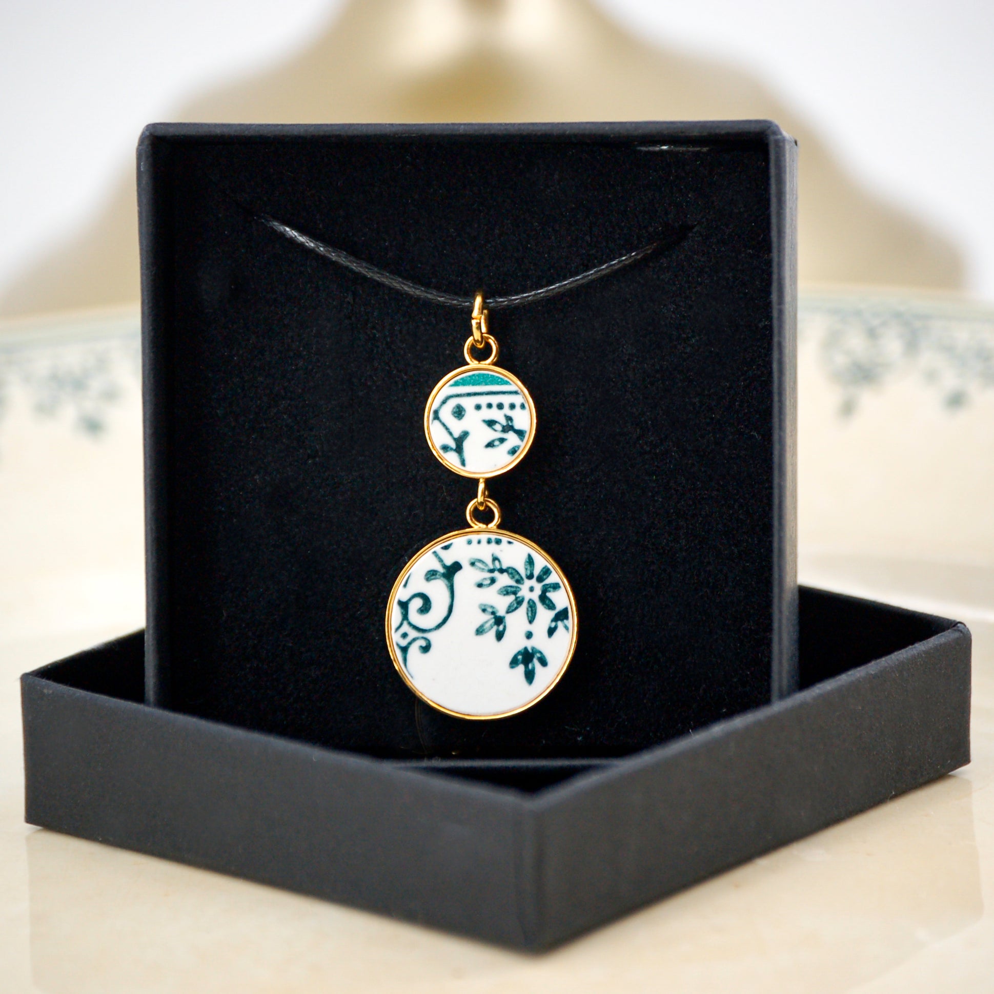 Pendentif "Fleurs et arabesques vertes", finition or