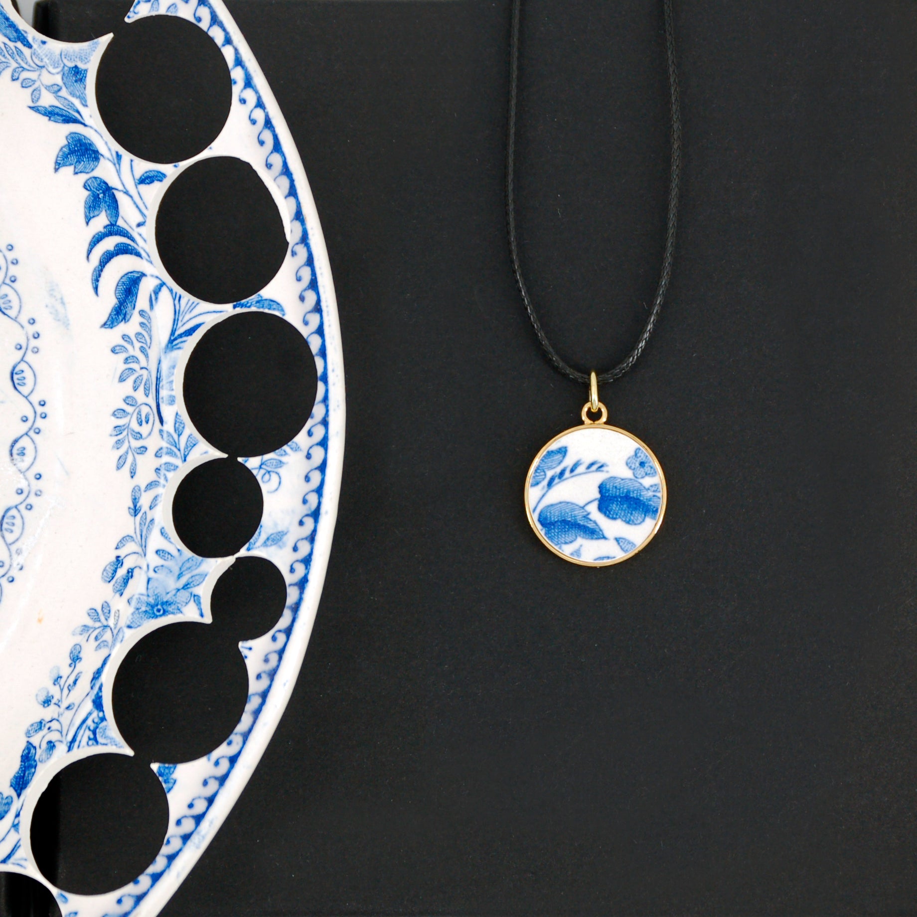 Pendentif "Feuillage bleu", finition or