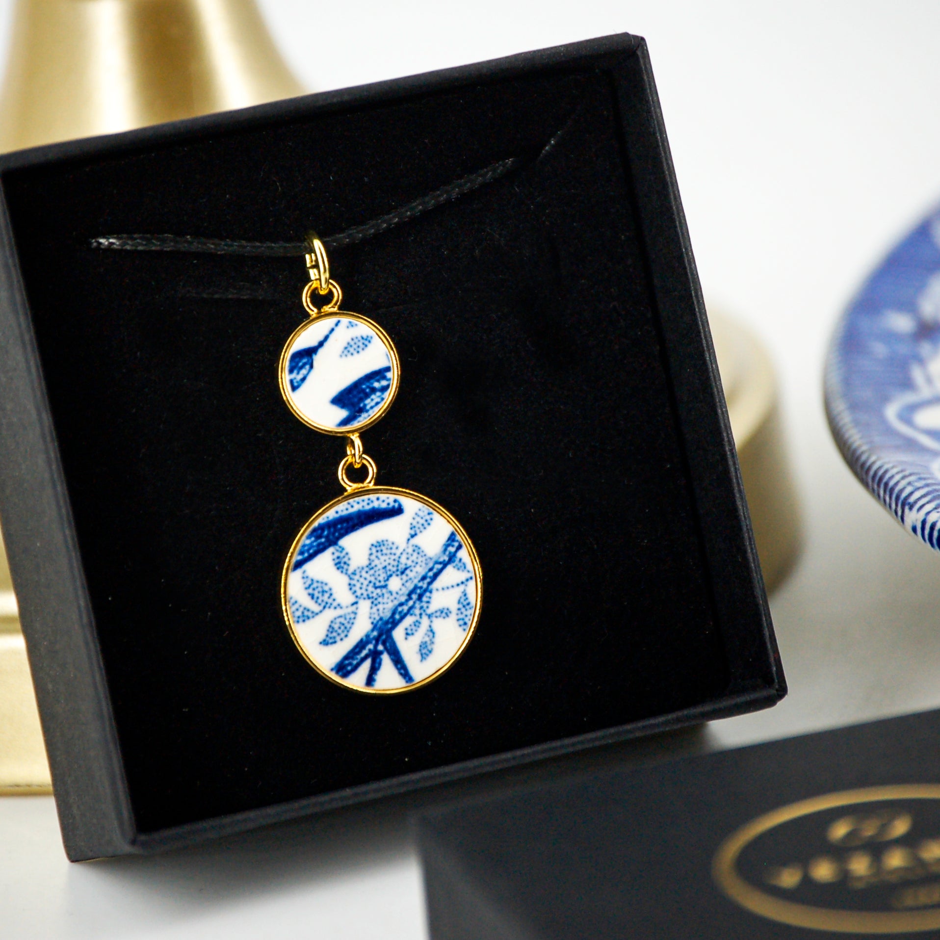 Pendentif "Feuillage et fleur bleus", finition or