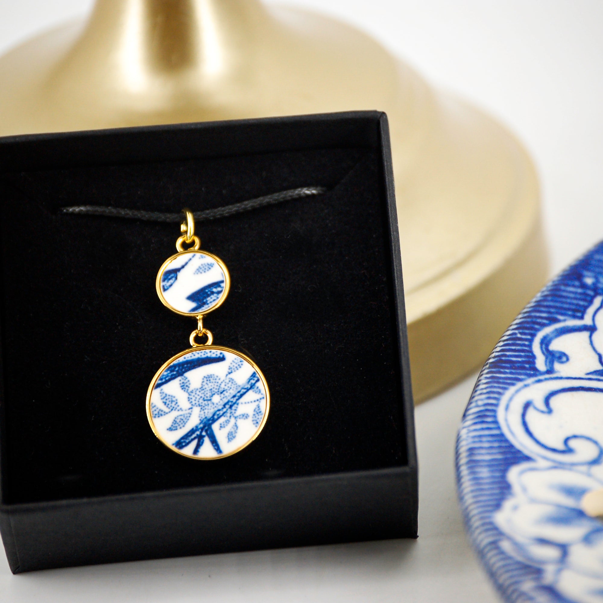 Pendentif "Feuillage et fleur bleus", finition or