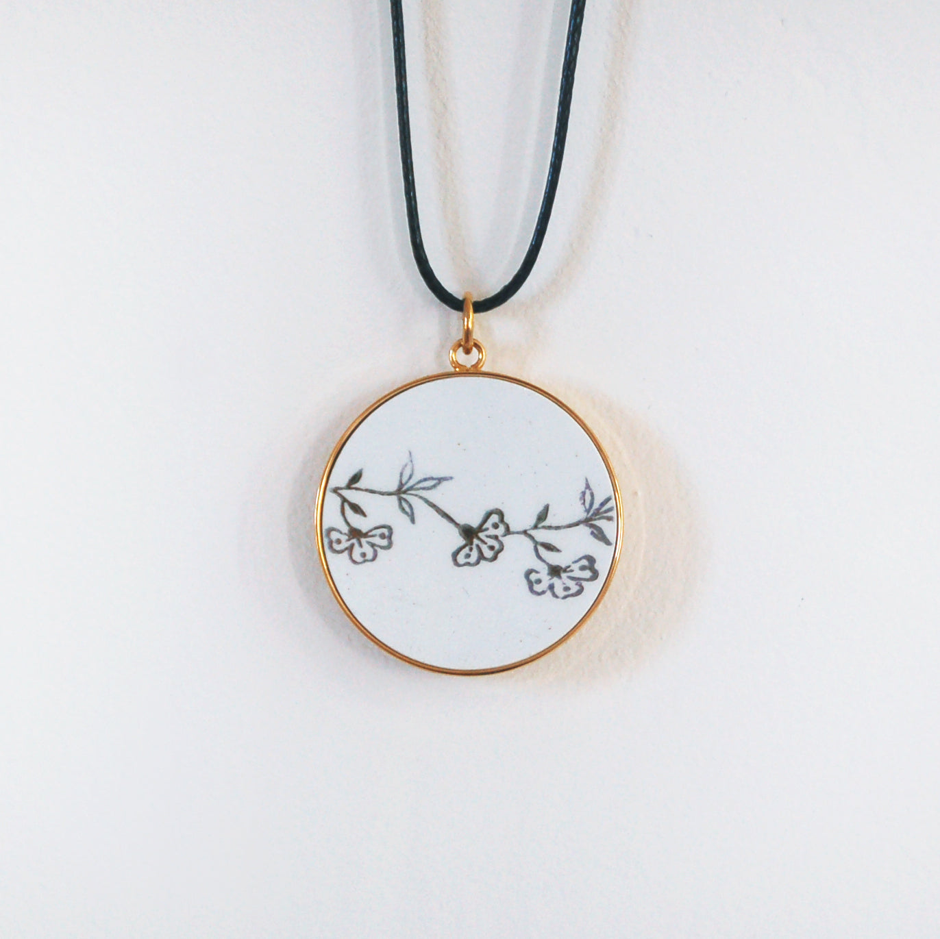 Pendentif "La fine branche de fleurs dorées", finition or