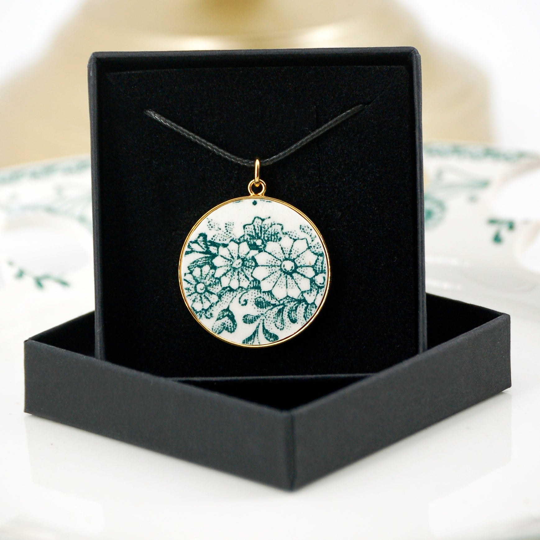 Pendentif "Fleurs vertes", finition or