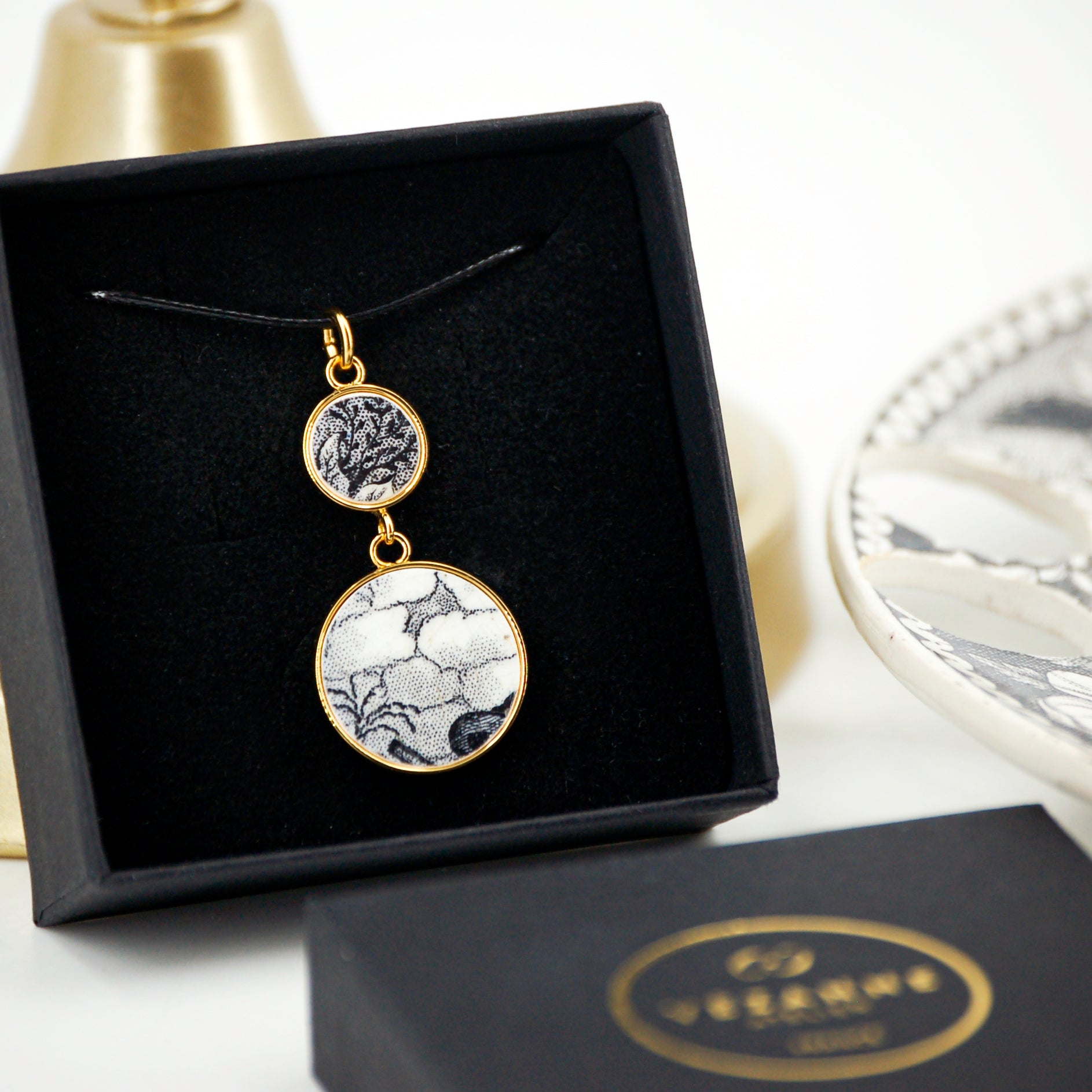 Pendentif "Entre réalisme et abstraction en noir et blanc", finition or