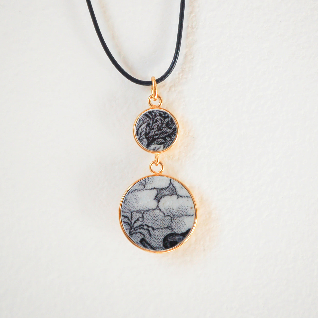 Pendentif "Entre réalisme et abstraction en noir et blanc", finition or