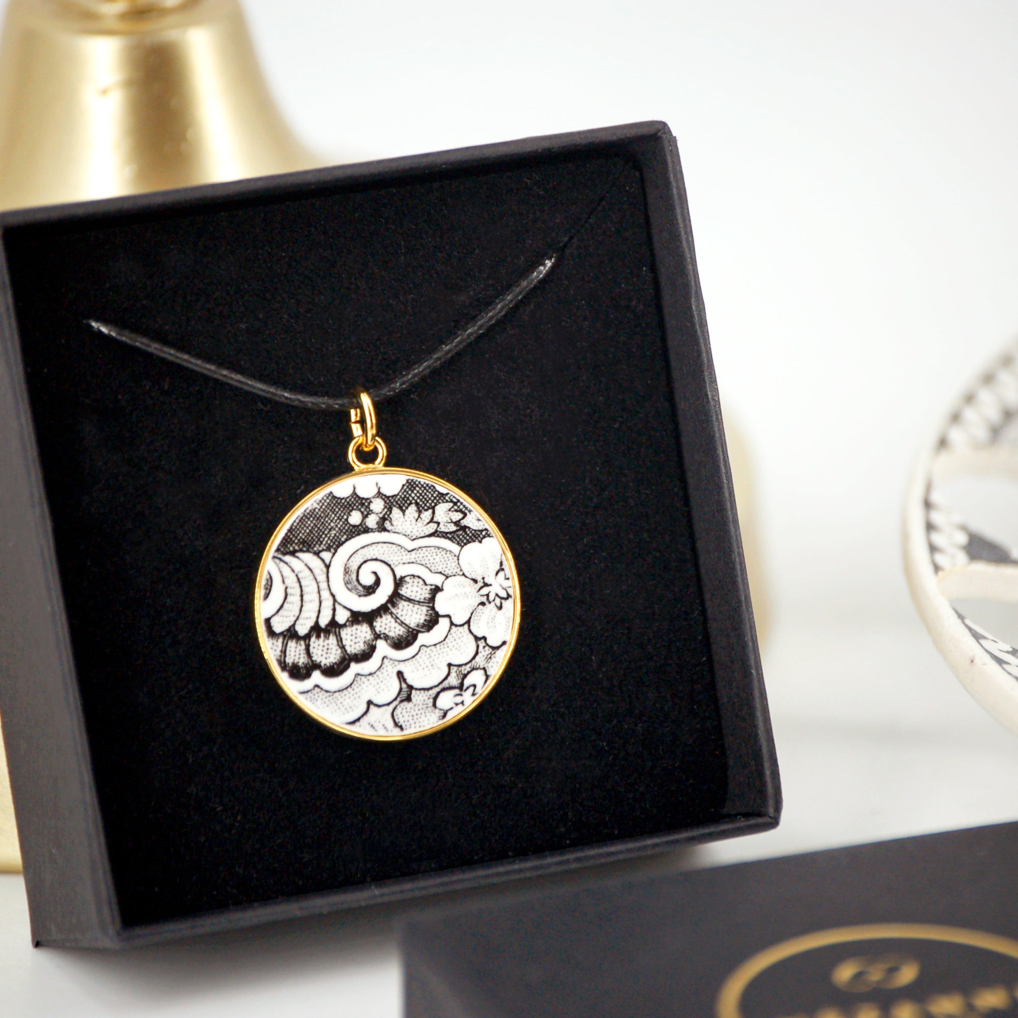 Pendentif "Arabesques et fleur noir et blanc", finition or