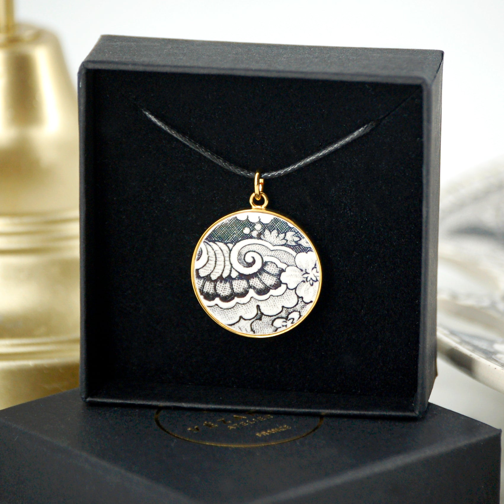 Pendentif "Arabesques et fleur noir et blanc", finition or