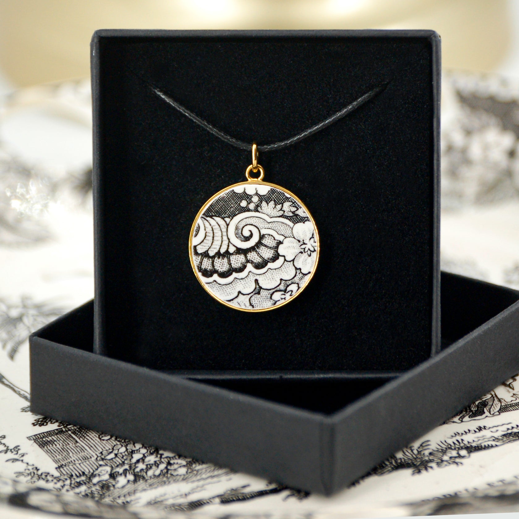 Pendentif "Arabesques et fleur noir et blanc", finition or