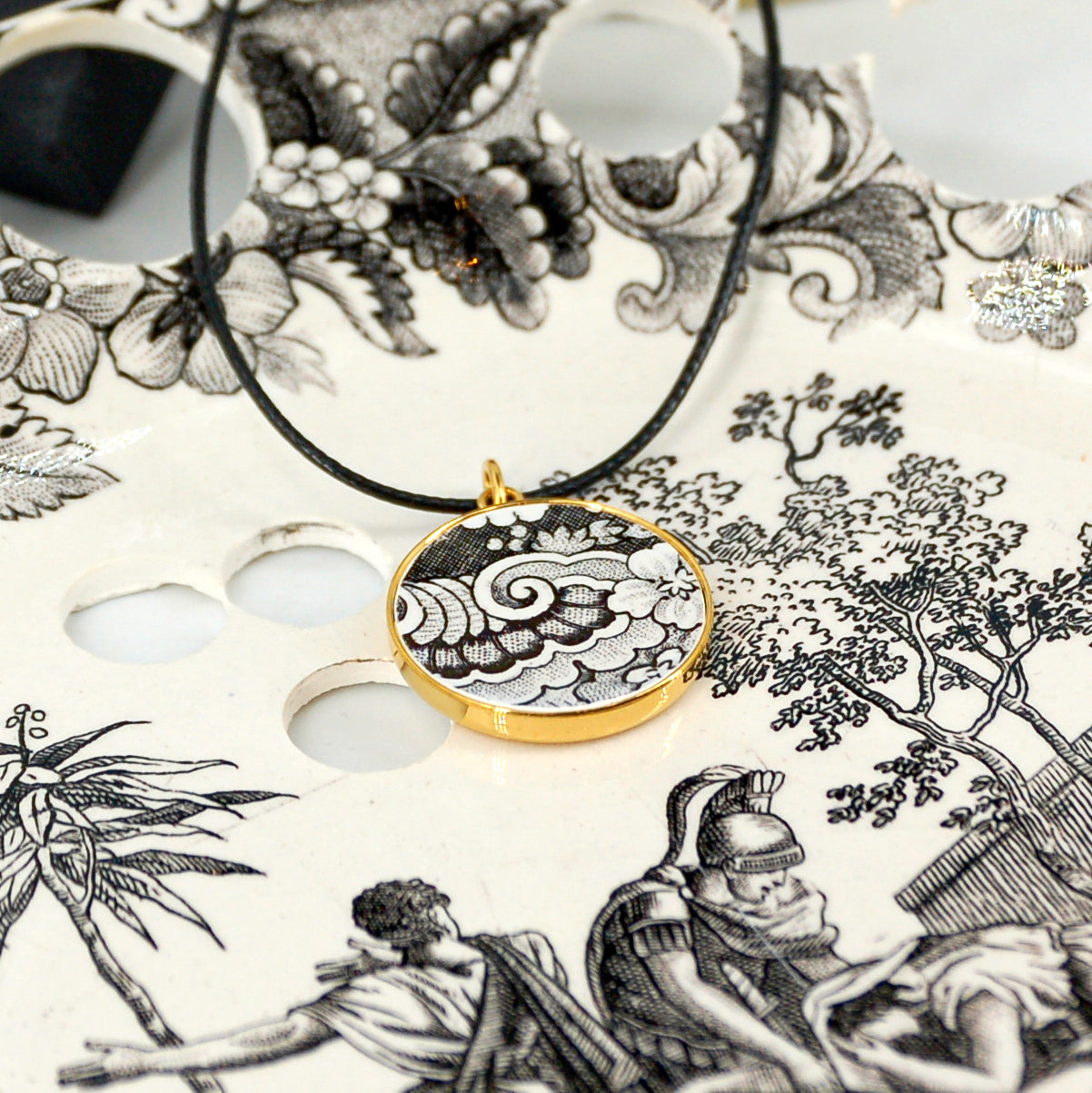 Pendentif "Arabesques et fleur noir et blanc", finition or