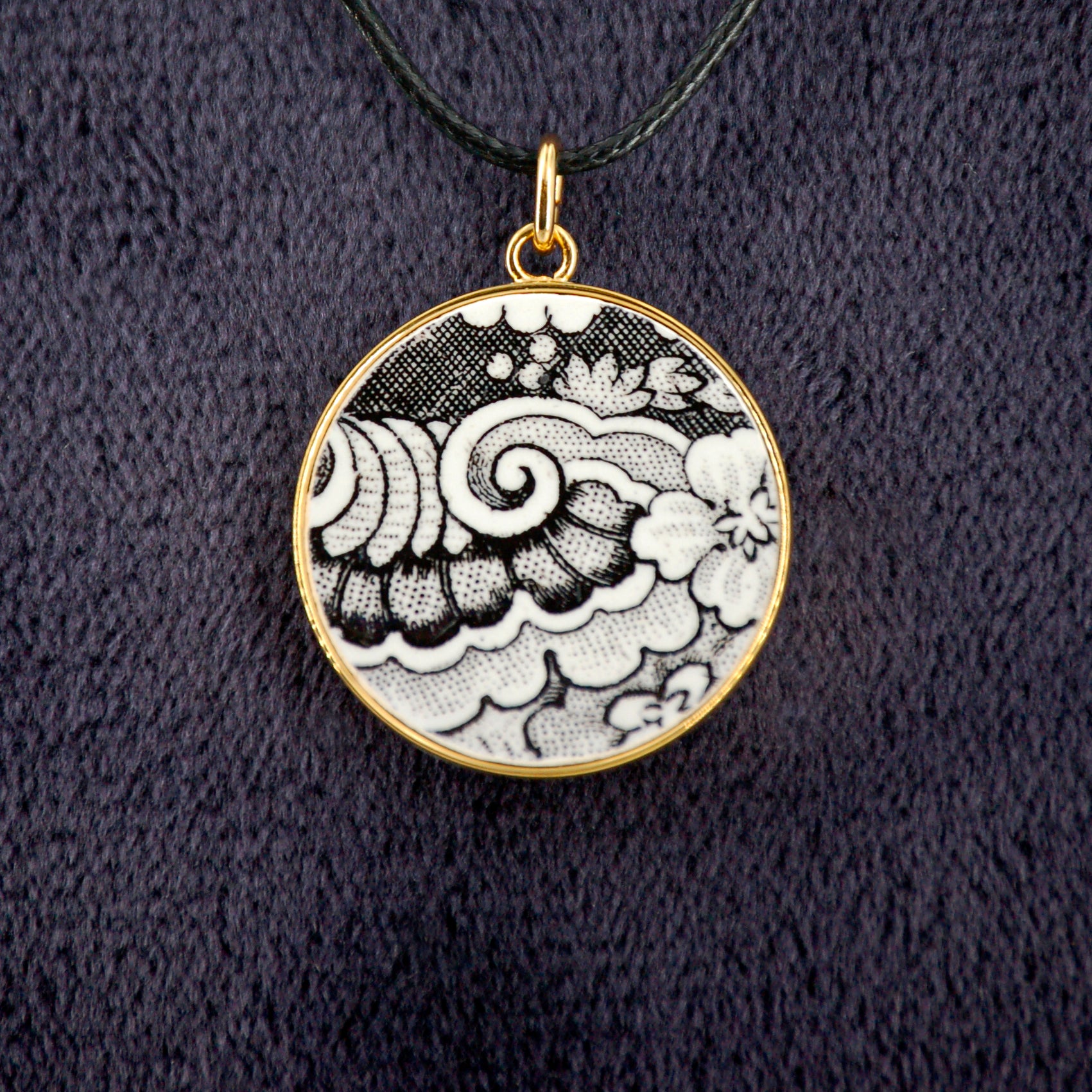 Pendentif "Arabesques et fleur noir et blanc", finition or