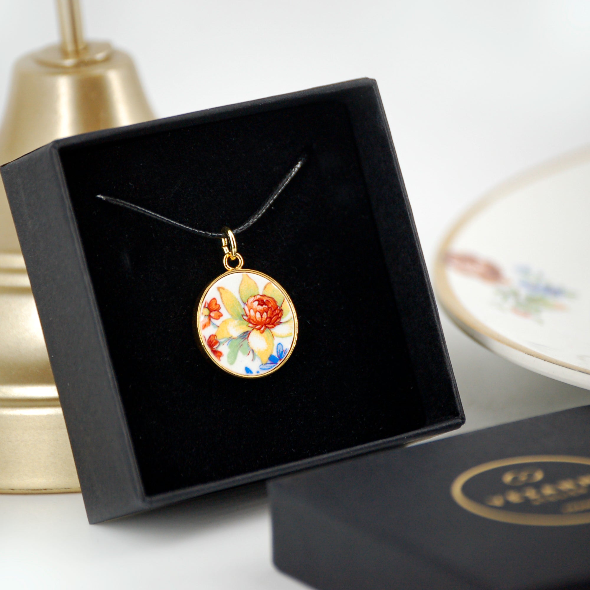 Pendentif "Bouquet floral en jaune et bleu", finition or