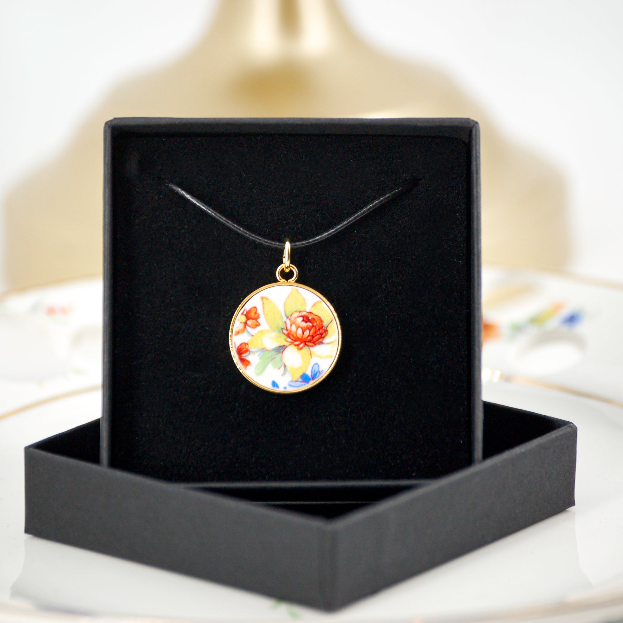 Pendentif "Bouquet floral en jaune et bleu", finition or