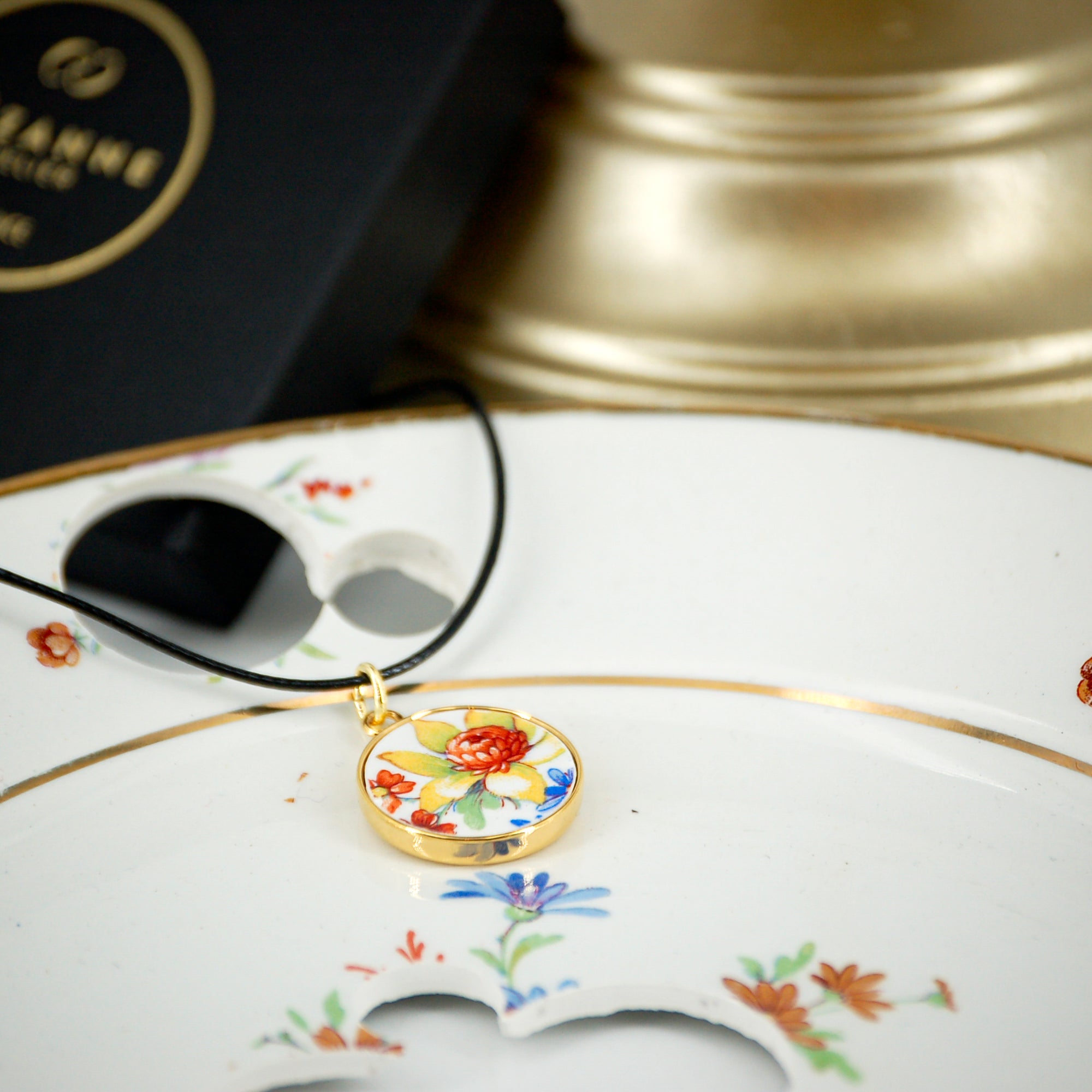 Pendentif "Bouquet floral en jaune et bleu", finition or