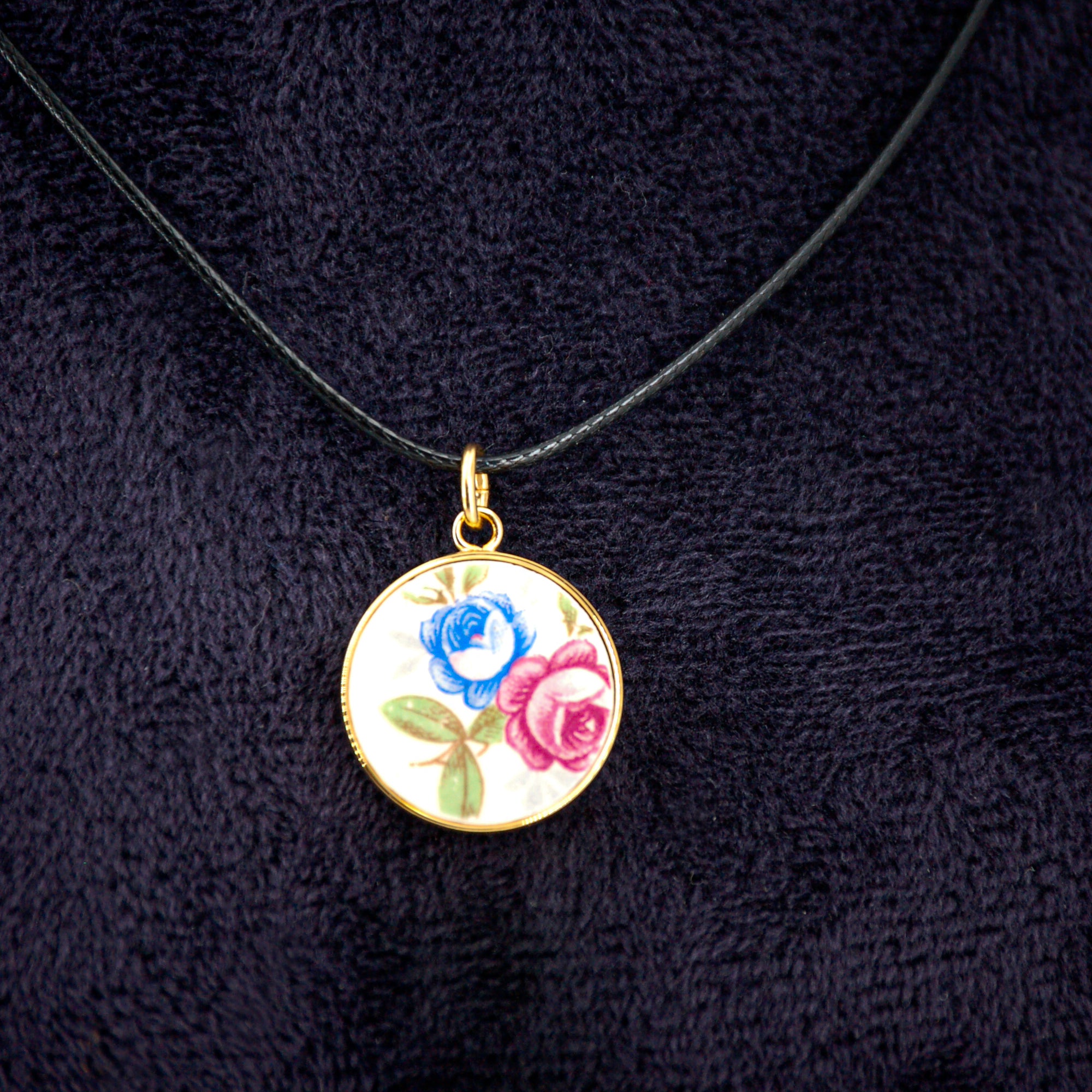 Pendentif "Bouquet de fleurs bleu et rose", finition or